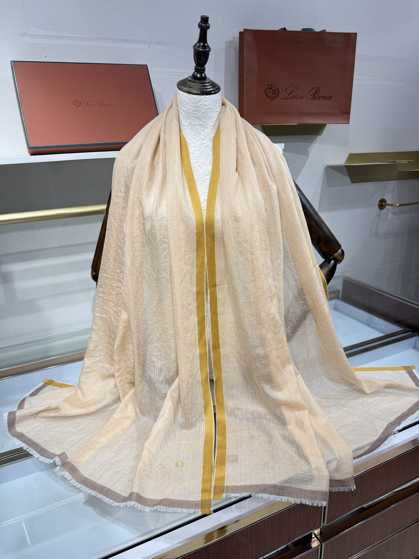 💟Loro Piana LP最新独家供应十年二十年都不过时！也只有LP羊绒围巾能把这么看似简单外观的围巾