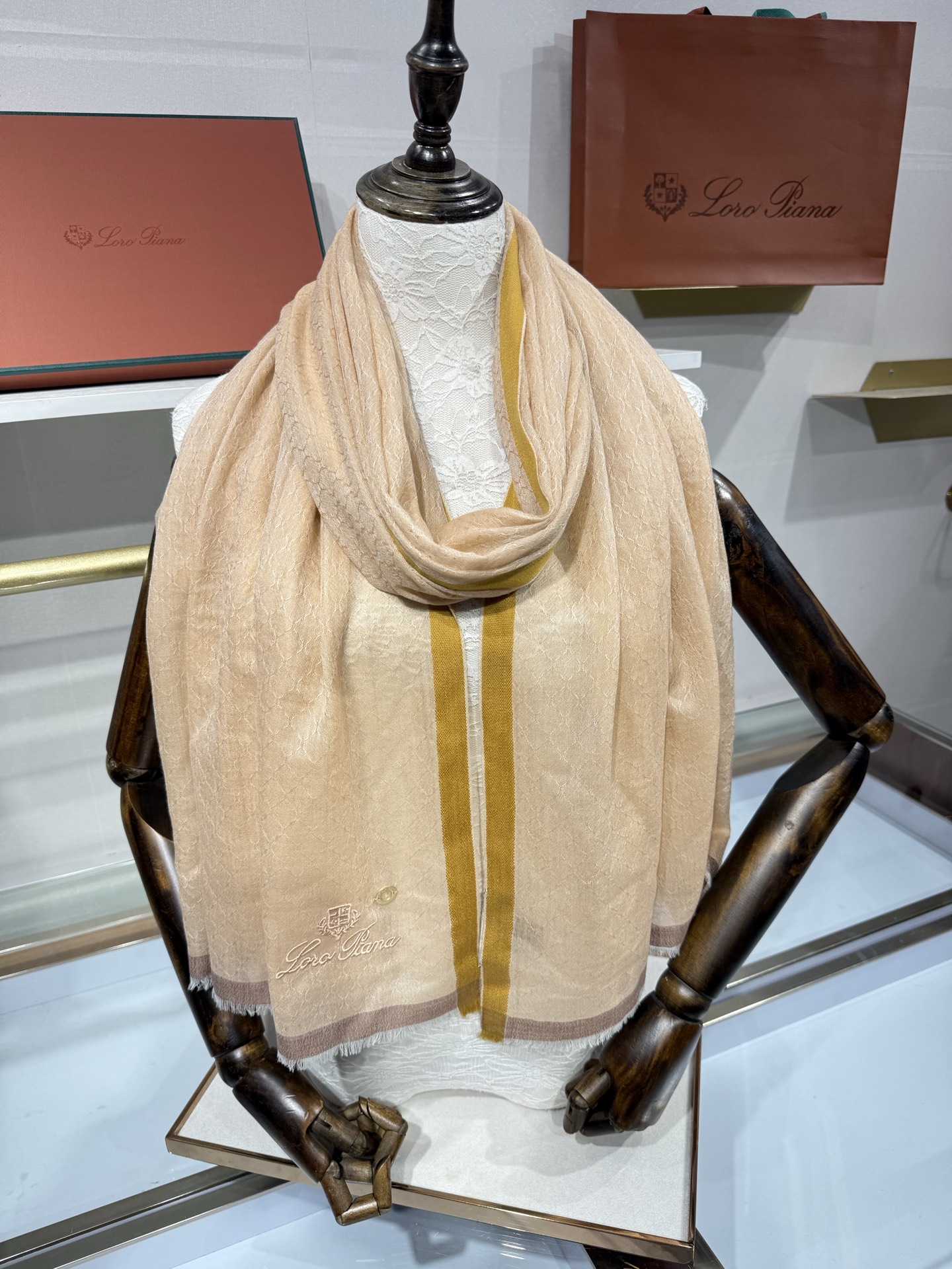 💟Loro Piana LP最新独家供应十年二十年都不过时！也只有LP羊绒围巾能把这么看似简单外观的围巾