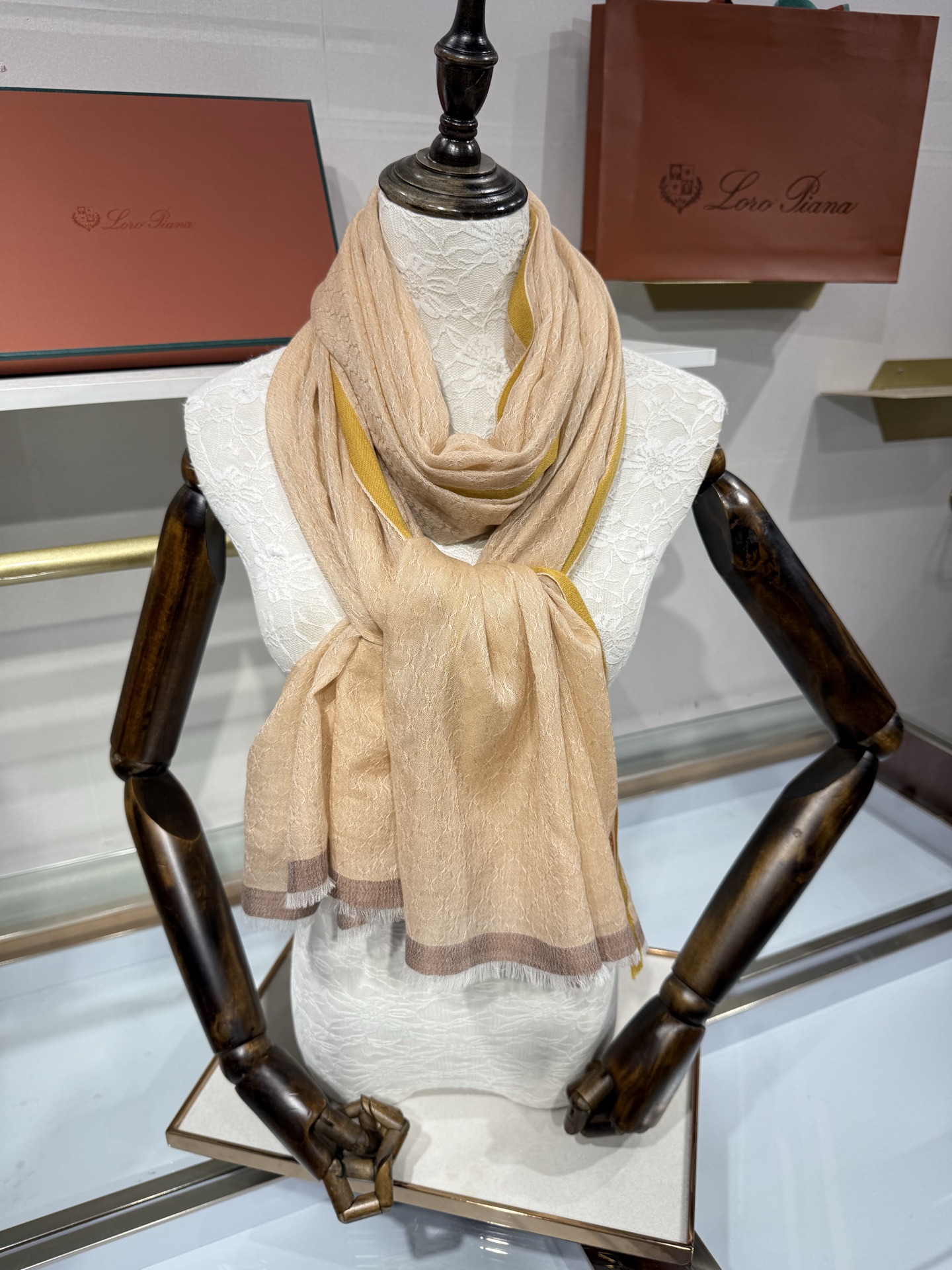 💟Loro Piana LP最新独家供应十年二十年都不过时！也只有LP羊绒围巾能把这么看似简单外观的围巾