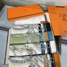 💟💕上新🆕“传奇鞍辔”140丝绒方巾 手工卷边斜纹真丝方巾(30%桑蚕丝70%羊绒)。 这款爱马仕的经典单品展现强大而迷 💟💕上新🆕“传奇鞍辔”140丝绒方巾 手工卷边斜纹真丝方巾(30%桑蚕丝70%羊绒)。 这款爱马仕的经典单品展现强大而迷