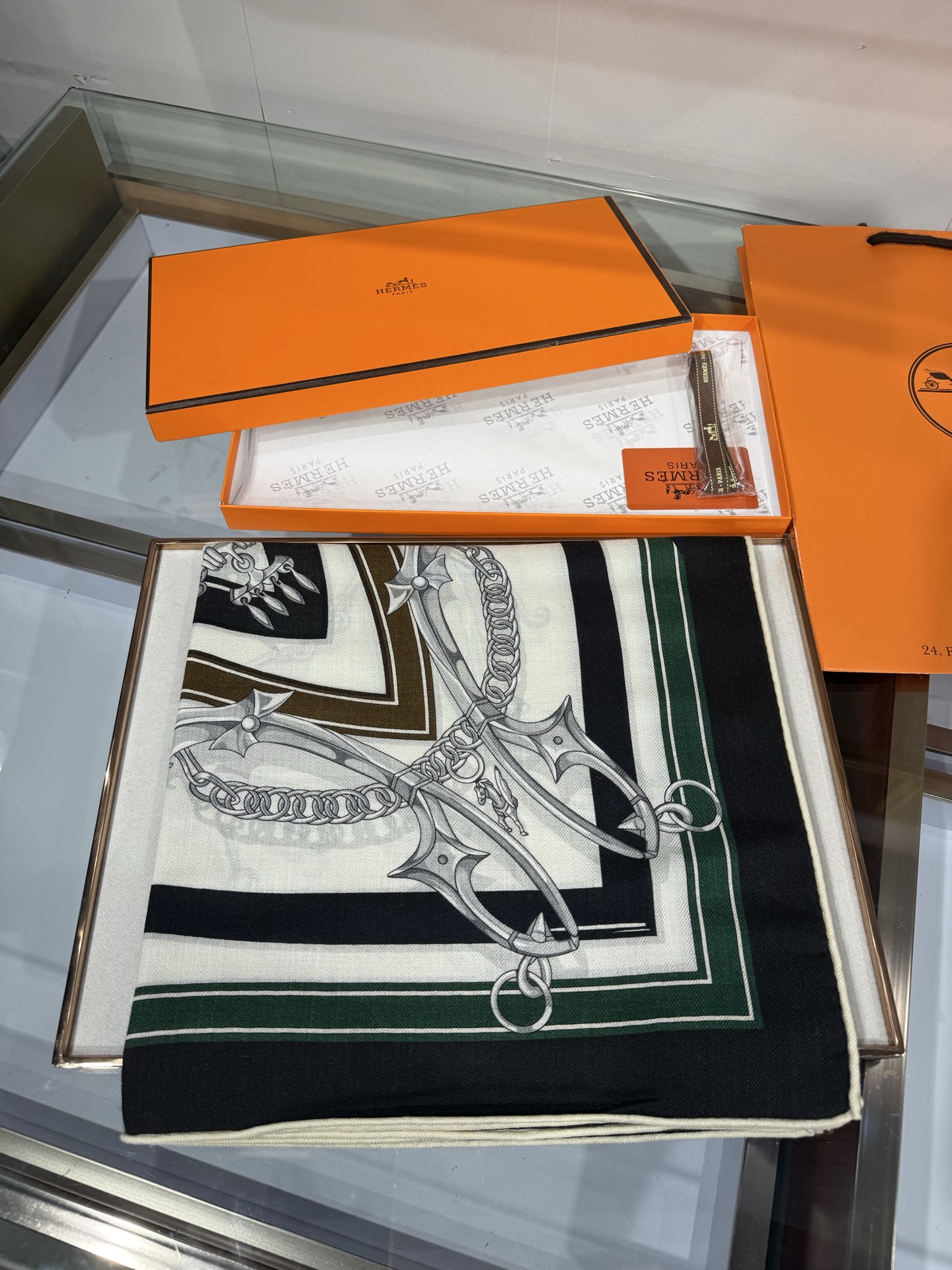 💟💕上新🆕“传奇鞍辔”140丝绒方巾 手工卷边斜纹真丝方巾（30%桑蚕丝70%羊绒）。 这款爱马仕的经典单品展现强大而迷