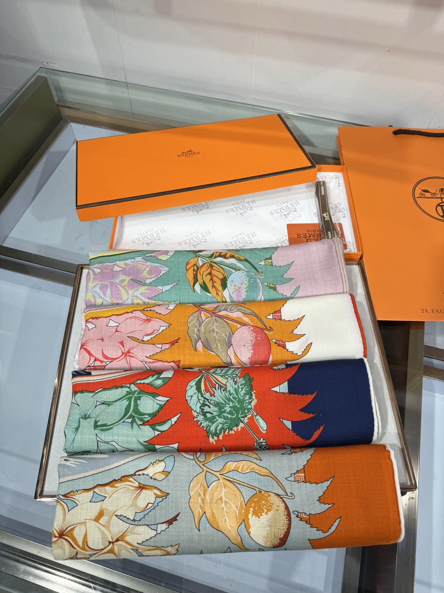 💟26年秋冬新款💞上新🆕140丝绒方巾双面双色 手工卷边丝毛方巾（30%真丝70%羊绒) 这款披肩的经典单品展现强大而迷