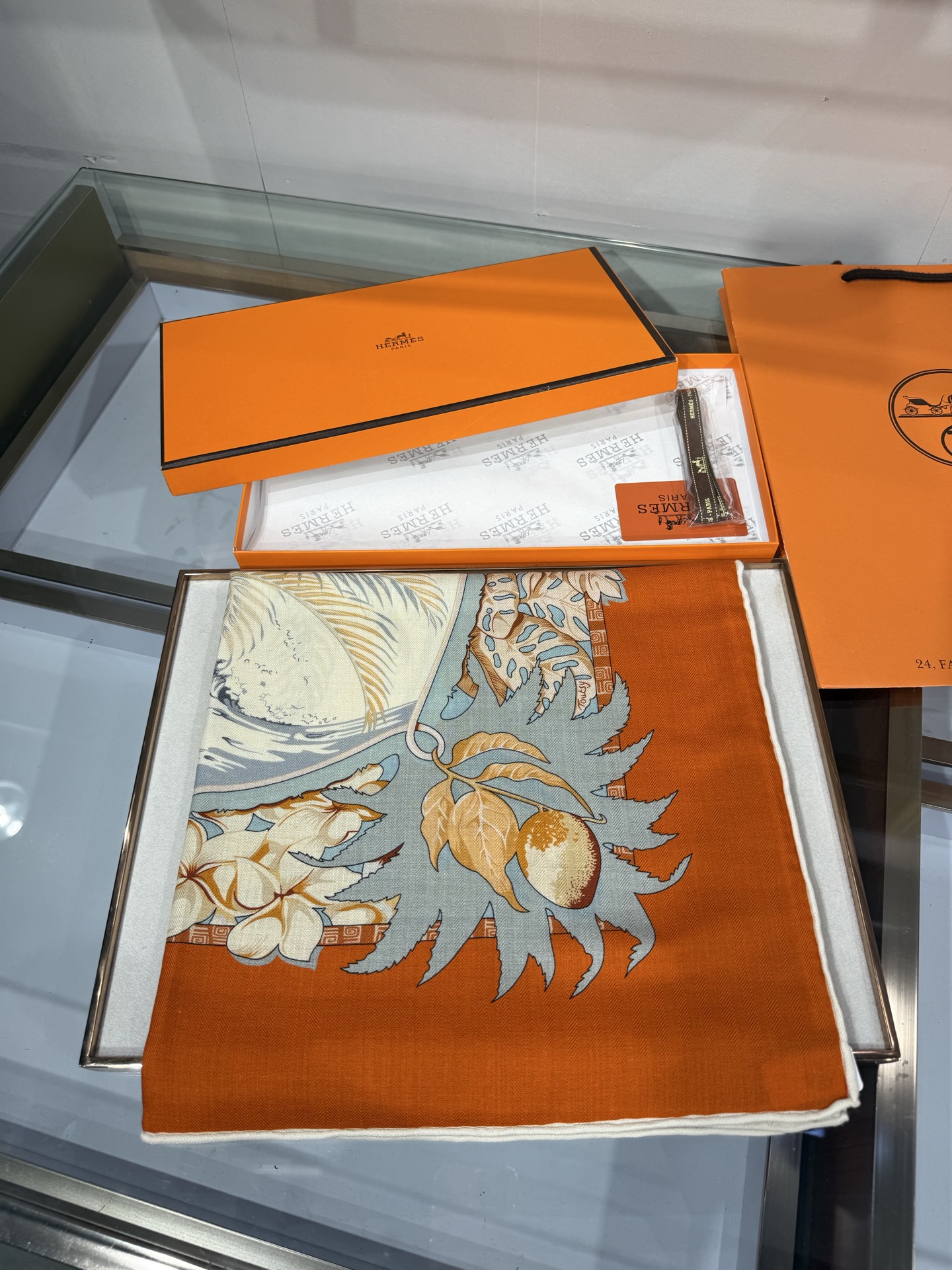 💟26年秋冬新款💞上新🆕140丝绒方巾双面双色 手工卷边丝毛方巾（30%真丝70%羊绒) 这款披肩的经典单品展现强大而迷