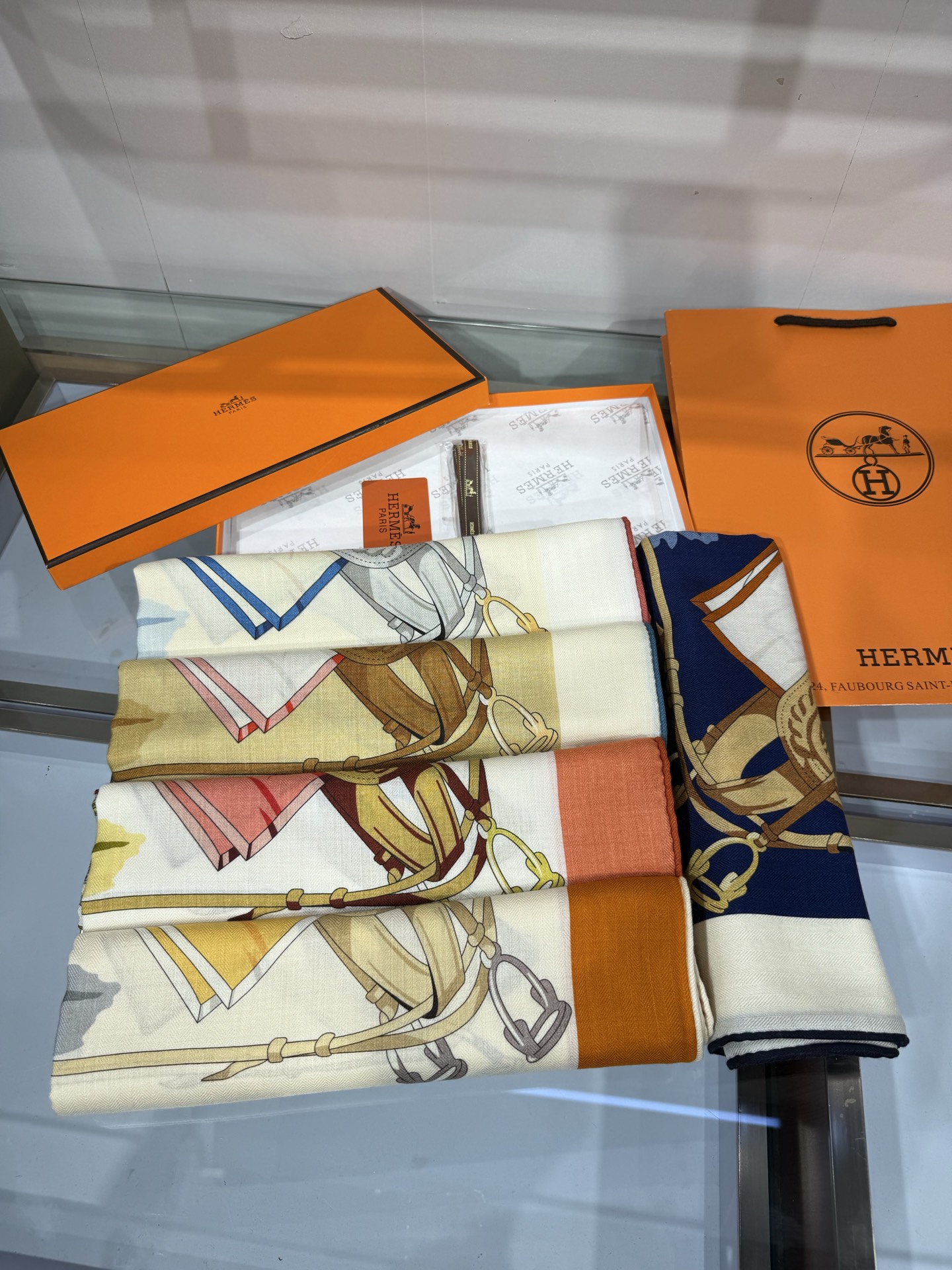 💟26年秋冬💞上新🆕140丝绒方巾双面同色手工卷边丝绒方巾（30%真丝70%羊绒)这款披肩的经典单品展现