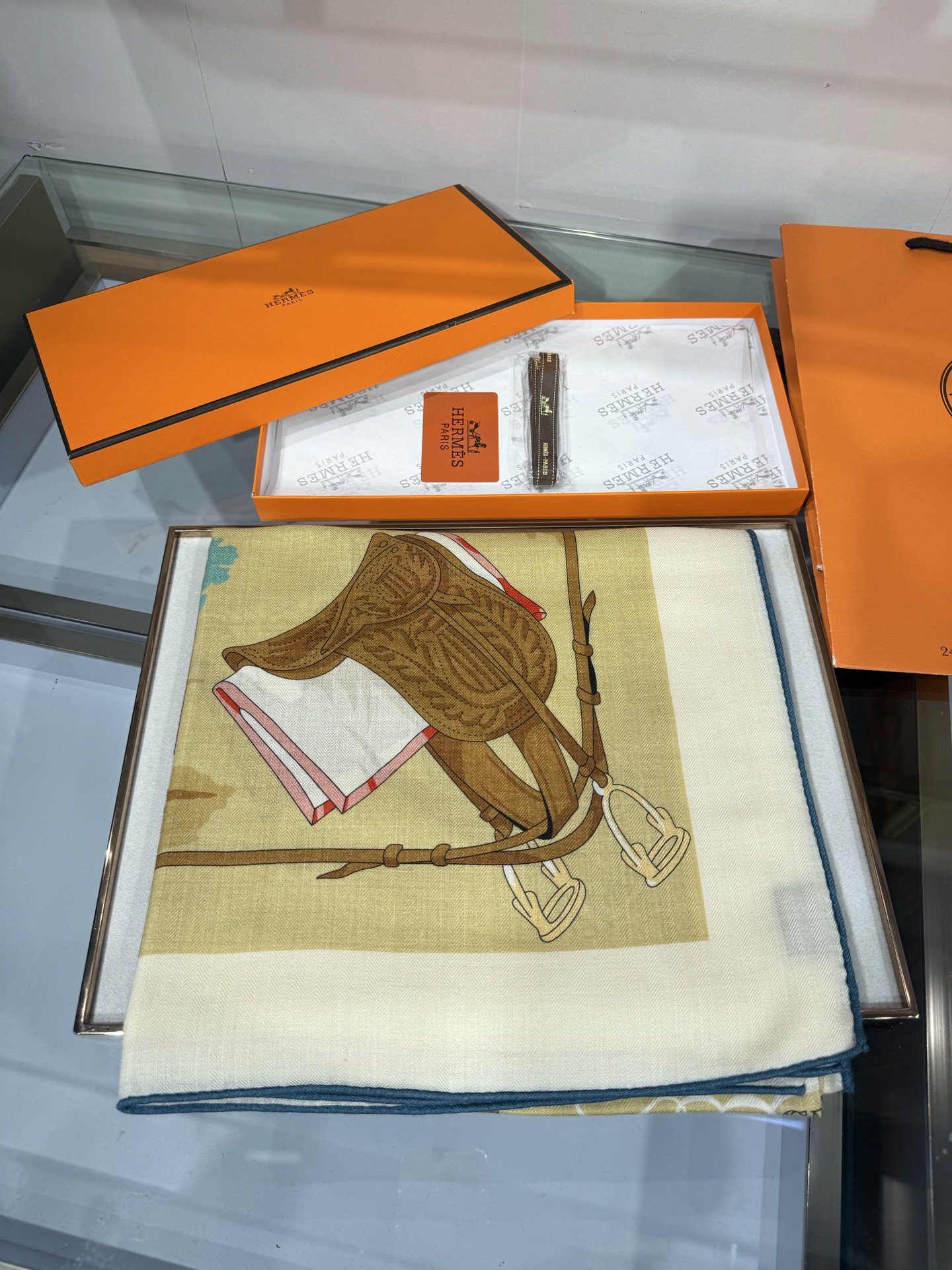 💟26年💞上新🆕140丝绒方巾双面同色手工卷边丝绒方巾（30%真丝70%羊绒)这款披肩的经典单品展现强大
