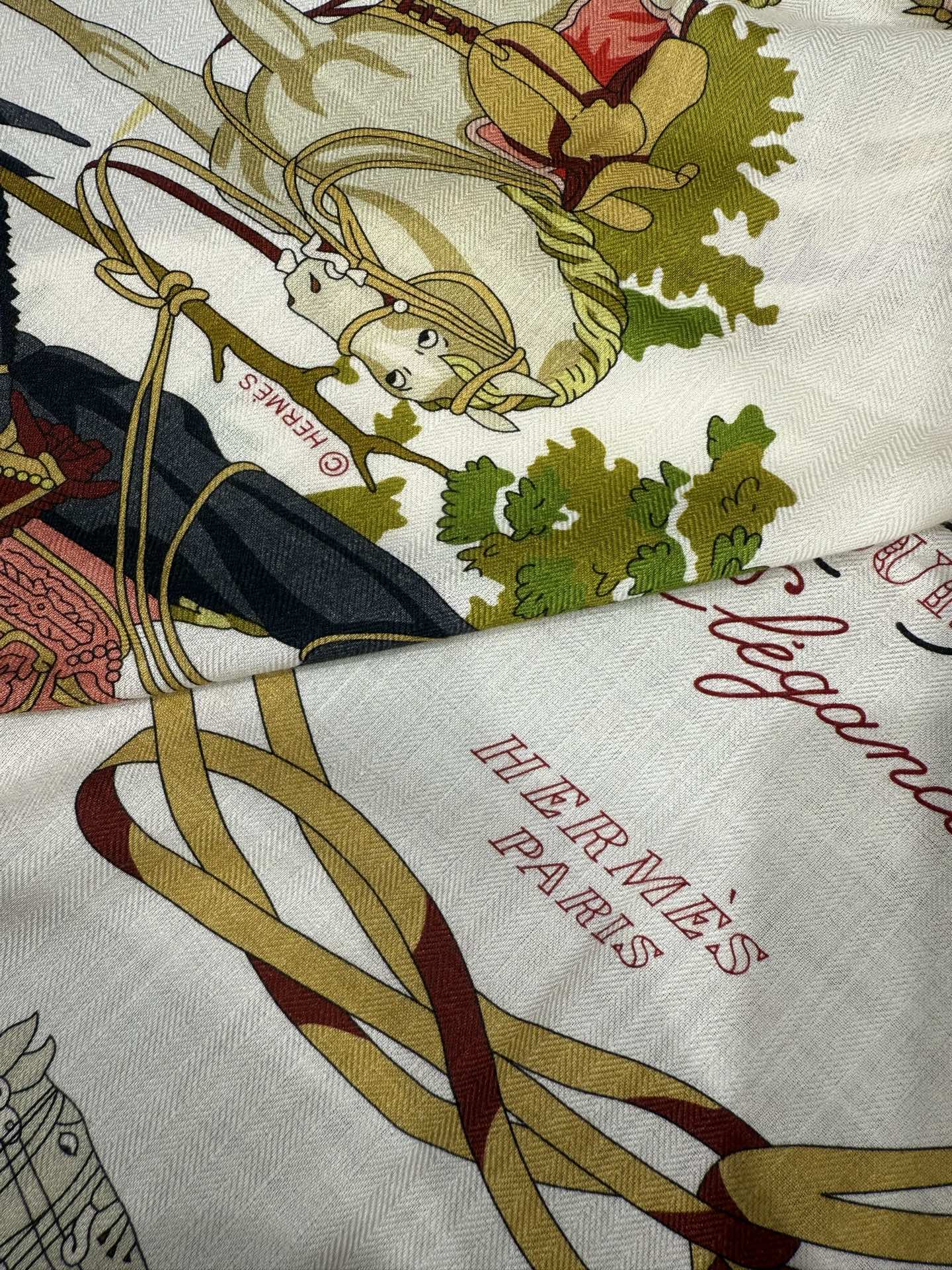 💟26年秋冬💞上新🆕140丝绒方巾双面同色手工卷边丝绒方巾（30%真丝70%羊绒)这款披肩的经典单品展现