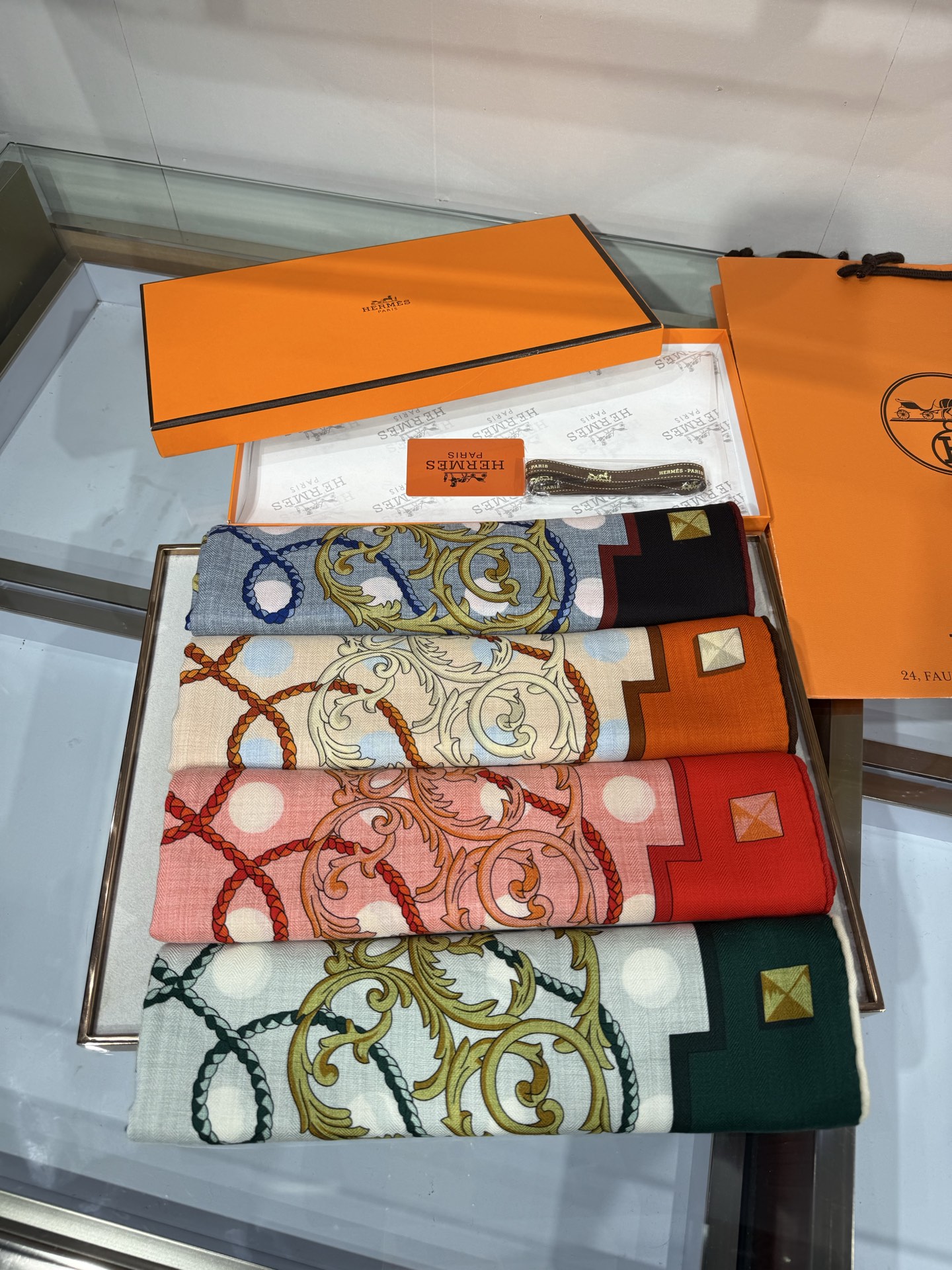 💟26年秋冬💞上新🆕140丝绒方巾双面双色手工卷边丝绒方巾（30%真丝70%羊绒)这款披肩的经典单品展现