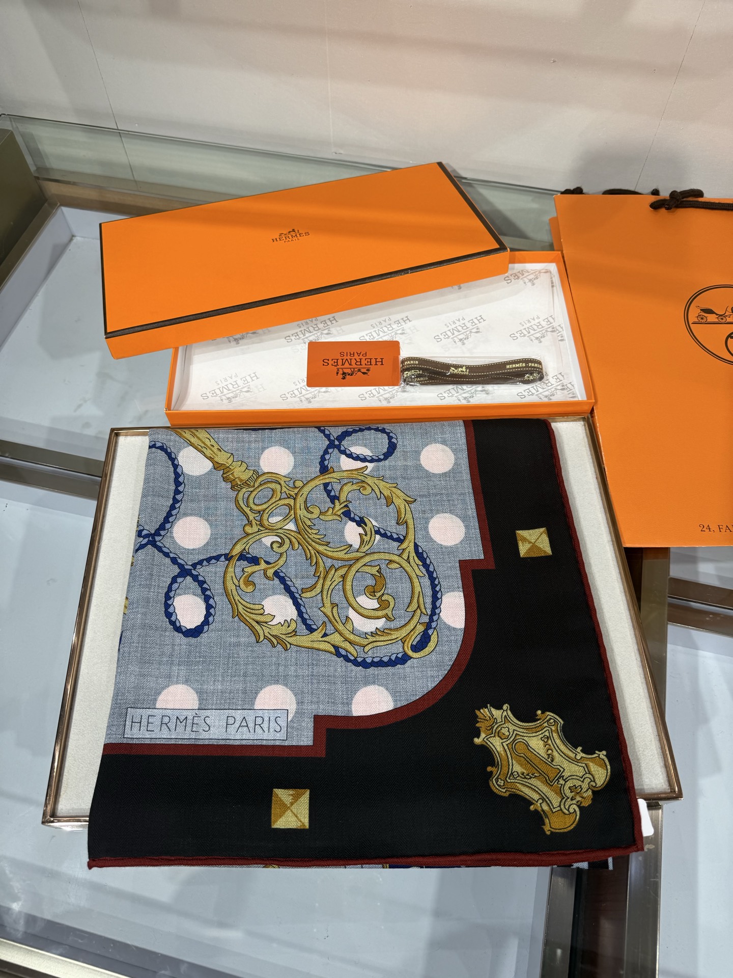 💟26年秋冬💞上新🆕140丝绒方巾双面双色手工卷边丝绒方巾（30%真丝70%羊绒)这款披肩的经典单品展现