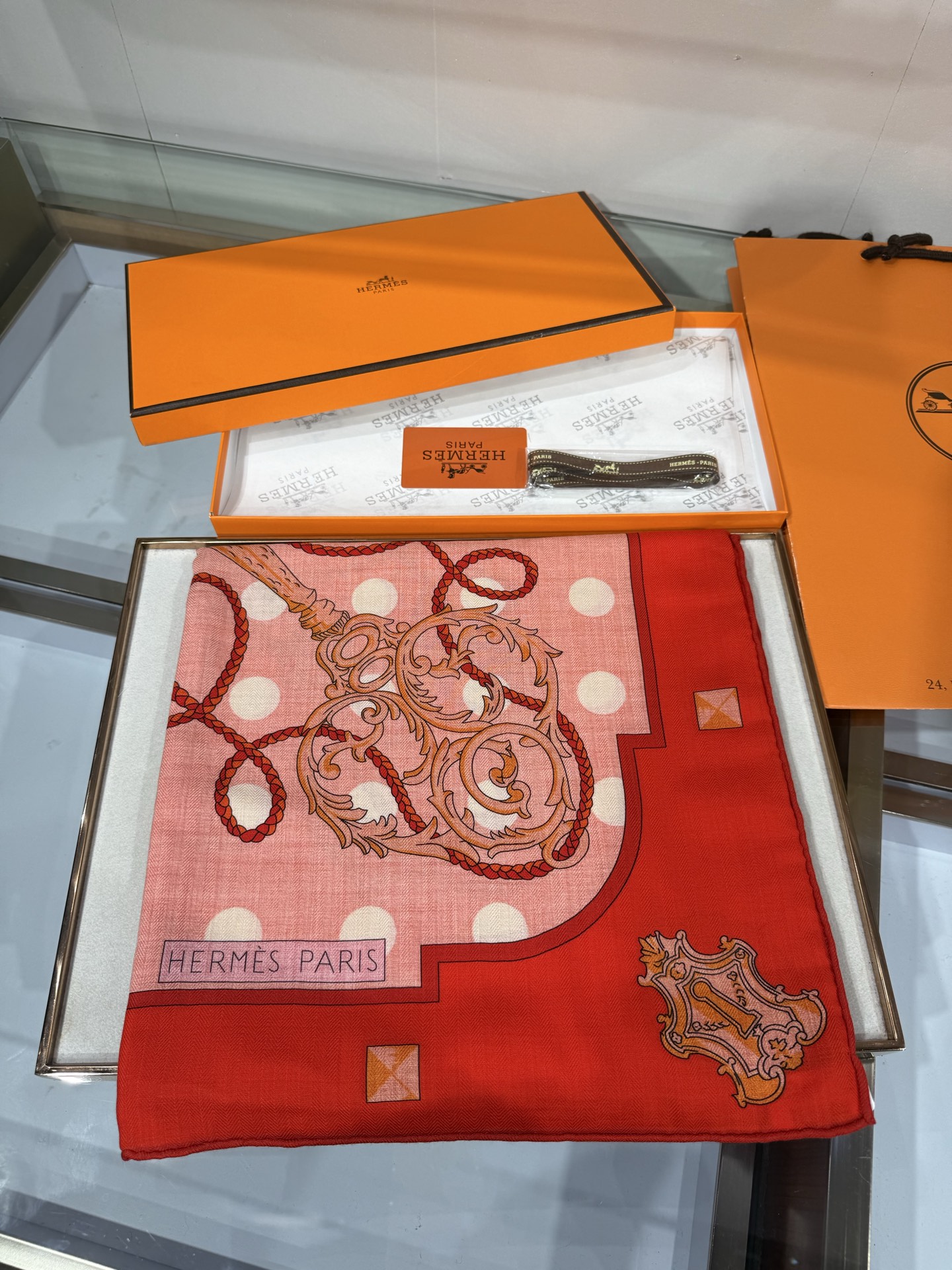 💟26年秋冬💞上新🆕140丝绒方巾双面双色手工卷边丝绒方巾（30%真丝70%羊绒)这款披肩的经典单品展现