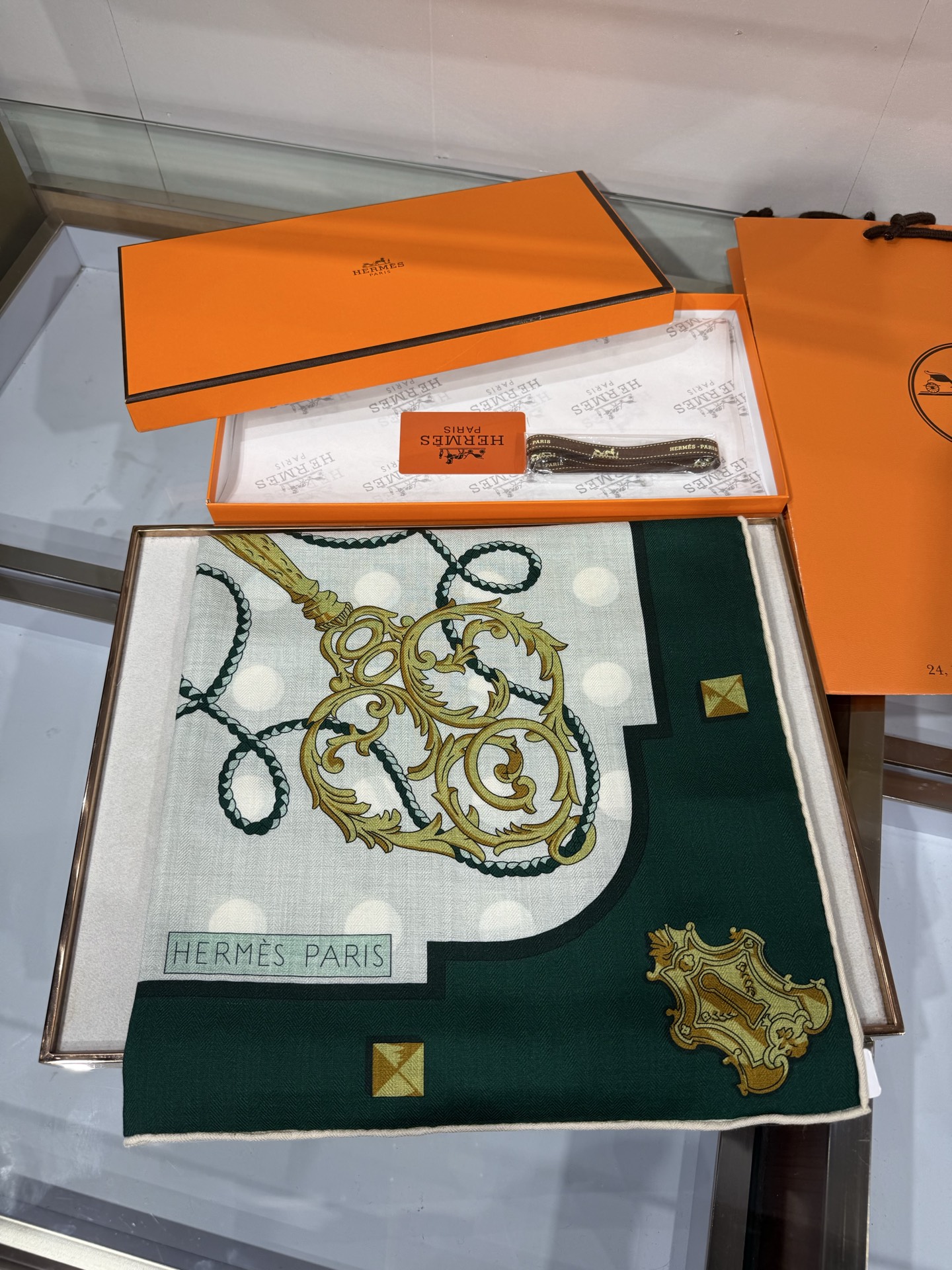 💟26年秋冬💞上新🆕140丝绒方巾双面双色手工卷边丝绒方巾（30%真丝70%羊绒)这款披肩的经典单品展现