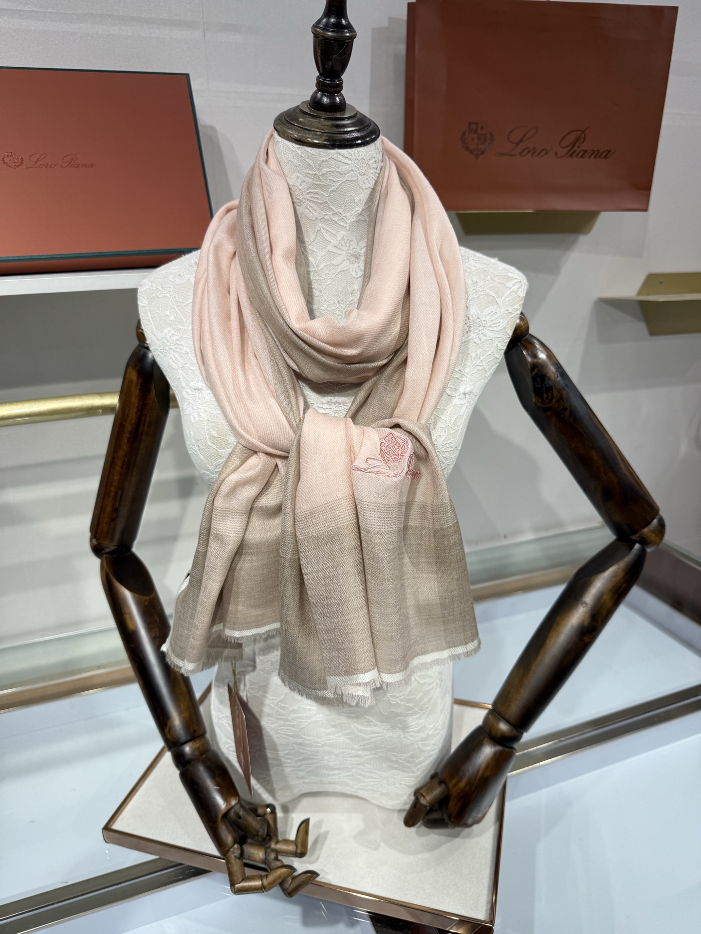 💟Loro Piana LP 最新独家供应十年二十年都不过时！也只有LP羊绒围巾能把这么看似简单外观的围巾做到顶级世界一