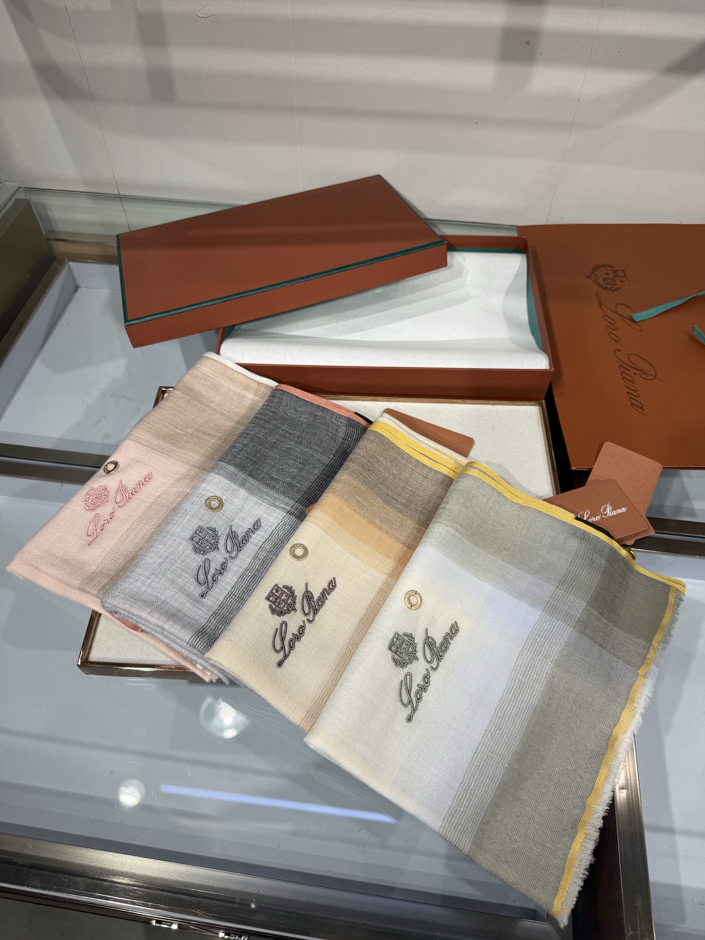 💟26年秋冬新款Loro Piana LP 最新独家供应十年二十年都不过时！也只有LP羊绒围巾能把这么看似简单外观的围巾
