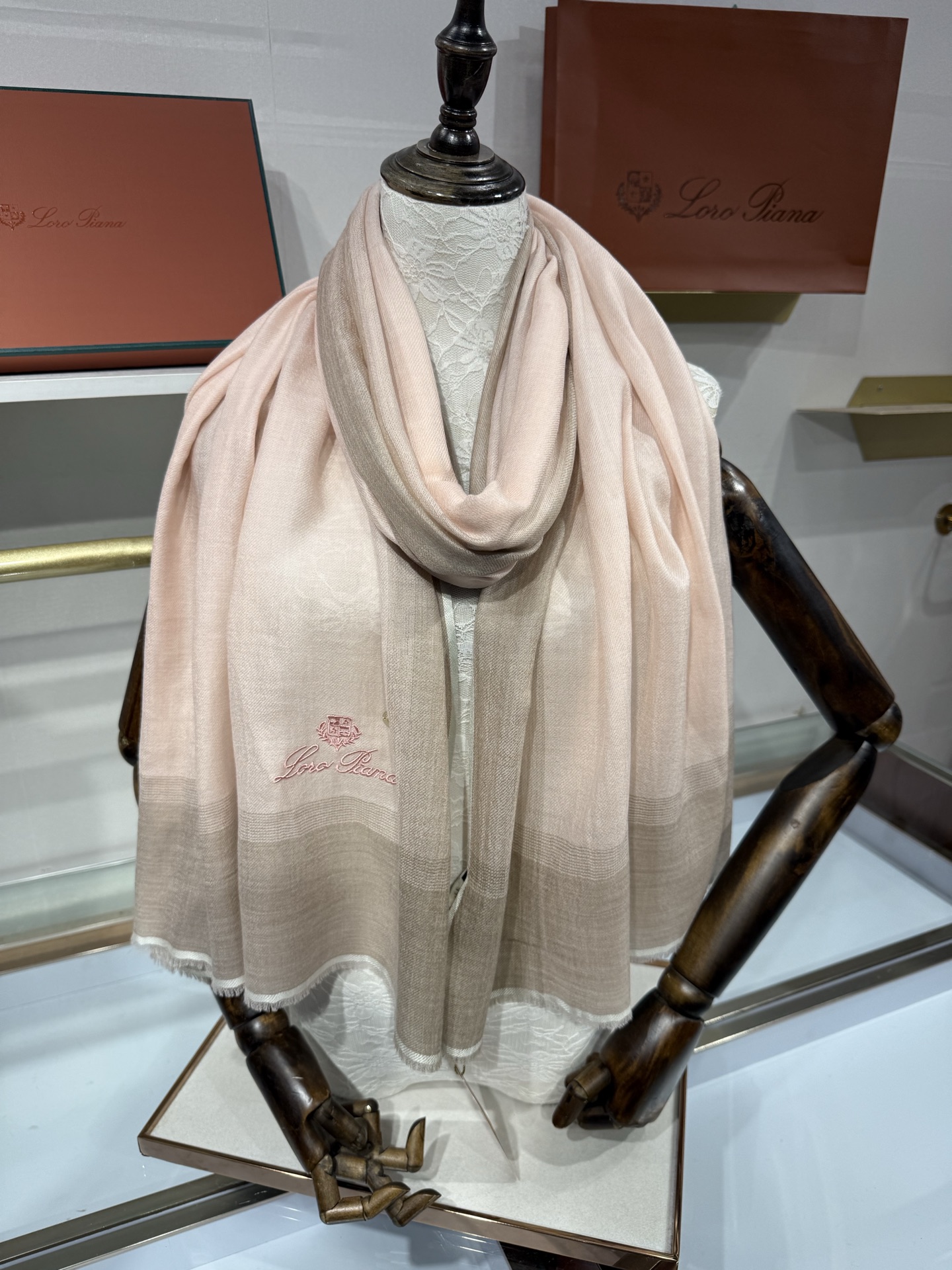 💟Loro Piana LP 最新独家供应十年二十年都不过时！也只有LP羊绒围巾能把这么看似简单外观的围巾做到顶级世界一