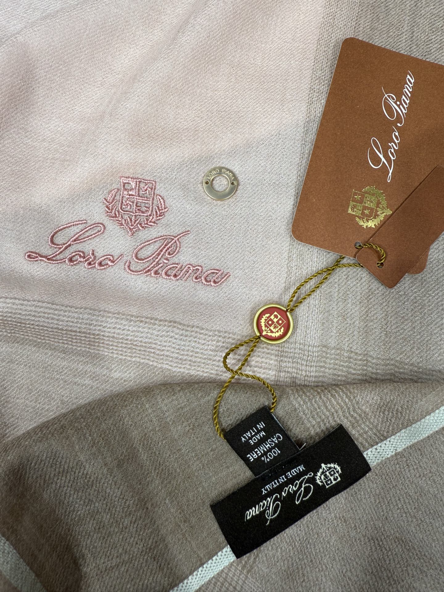 💟Loro Piana LP 最新独家供应十年二十年都不过时！也只有LP羊绒围巾能把这么看似简单外观的围巾做到顶级世界一