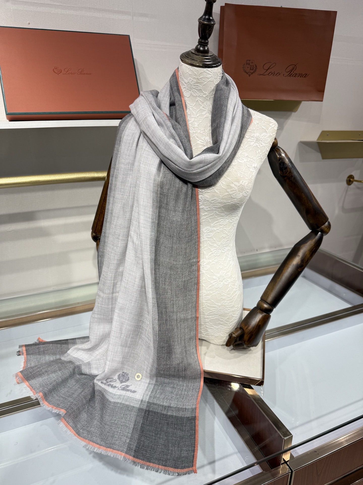 💟26年秋冬新款Loro Piana LP 最新独家供应十年二十年都不过时！也只有LP羊绒围巾能把这么看似简单外观的围巾