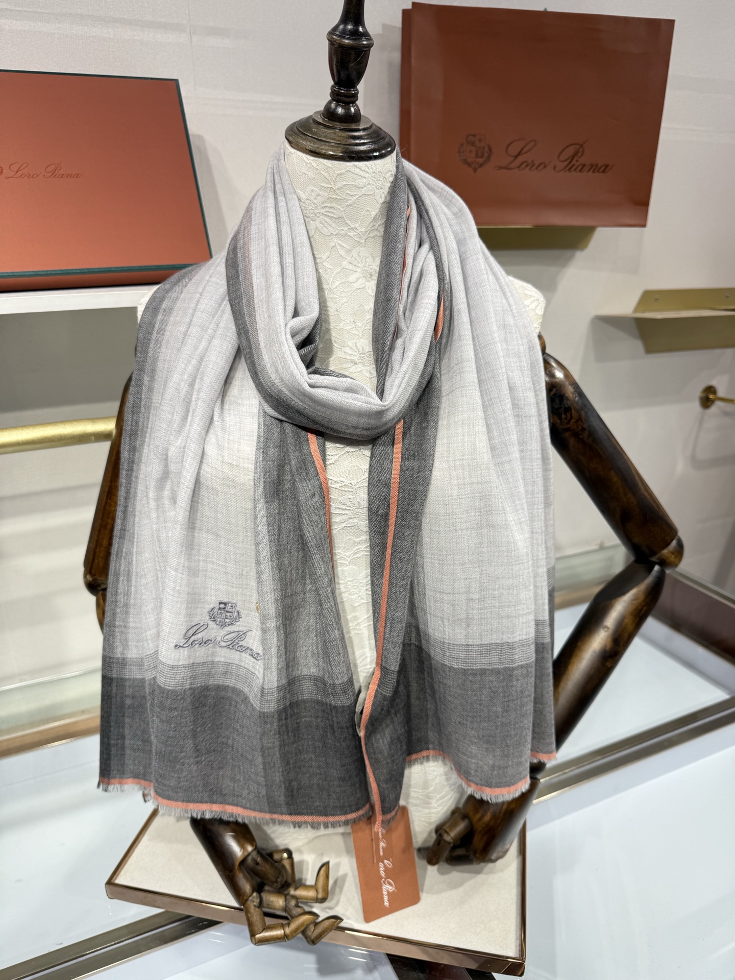 💟26年秋冬新款Loro Piana LP 最新独家供应十年二十年都不过时！也只有LP羊绒围巾能把这么看似简单外观的围巾