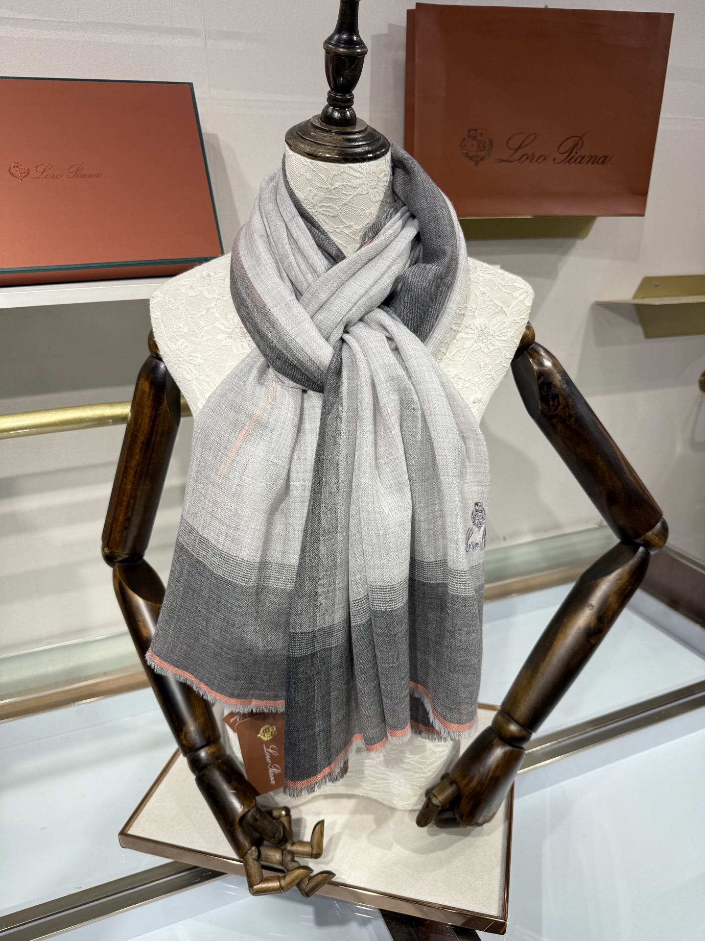 💟26年秋冬新款Loro Piana LP 最新独家供应十年二十年都不过时！也只有LP羊绒围巾能把这么看似简单外观的围巾