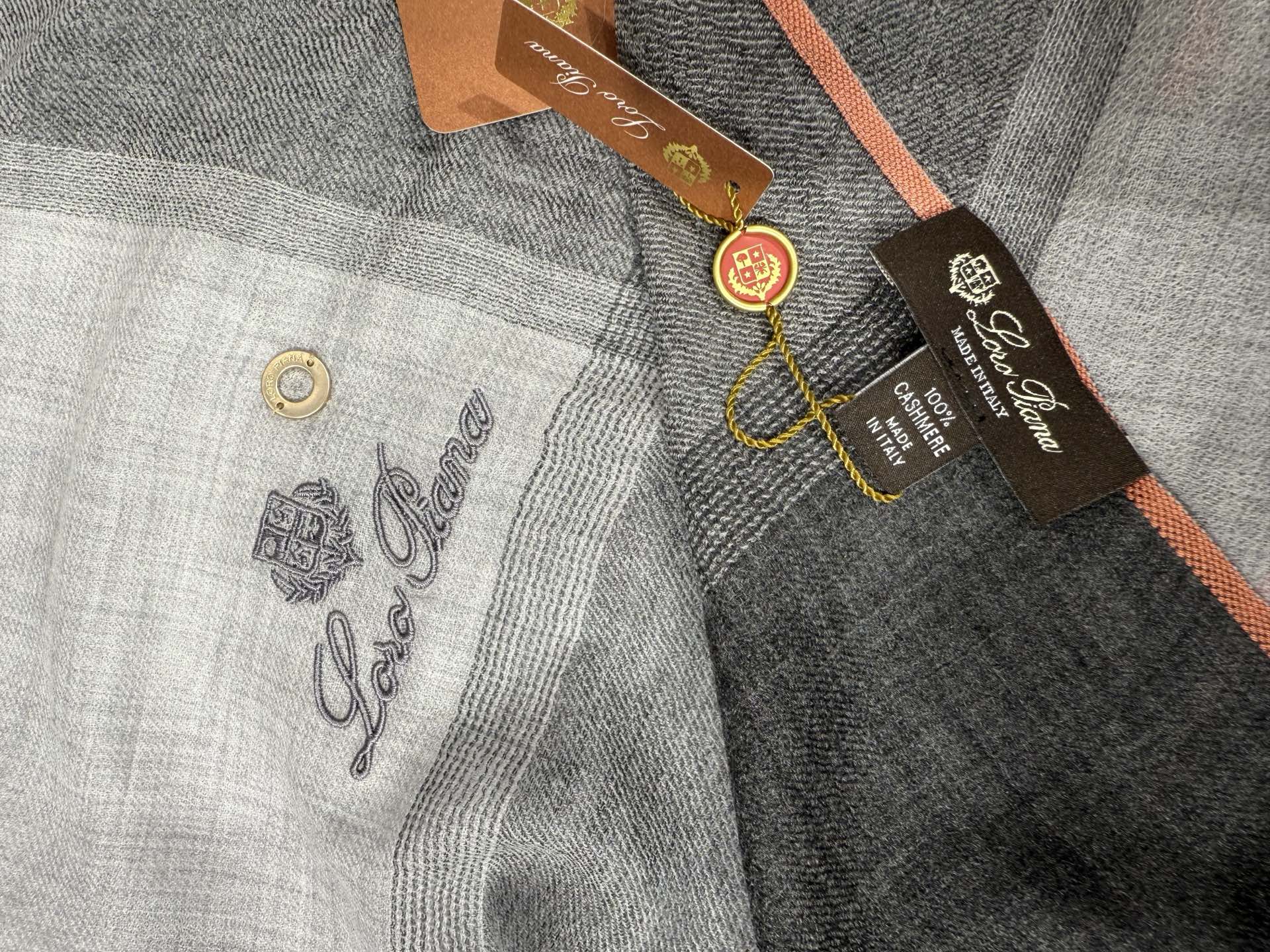 💟26年秋冬新款Loro Piana LP 最新独家供应十年二十年都不过时！也只有LP羊绒围巾能把这么看似简单外观的围巾