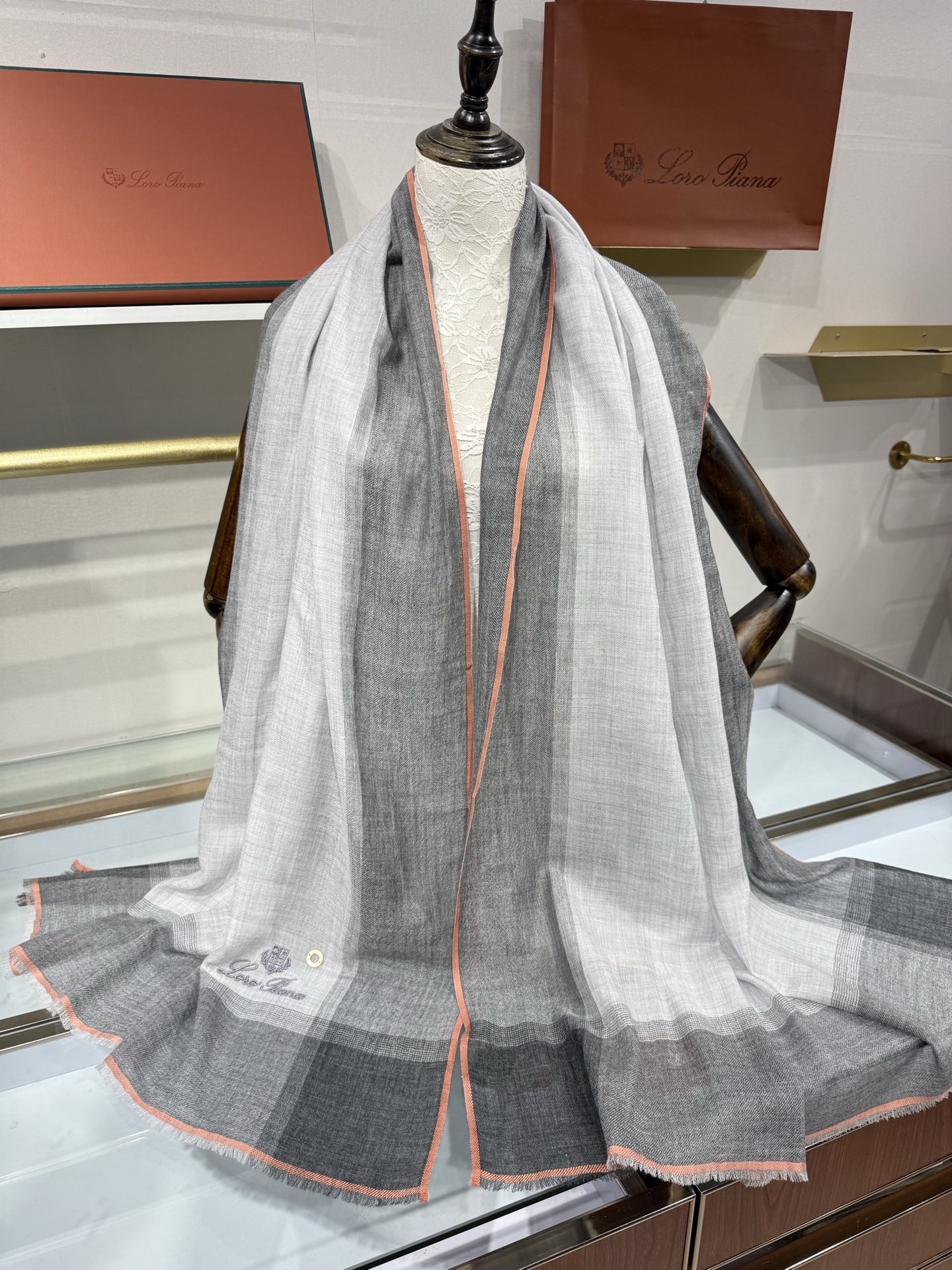 💟26年秋冬新款Loro Piana LP 最新独家供应十年二十年都不过时！也只有LP羊绒围巾能把这么看似简单外观的围巾