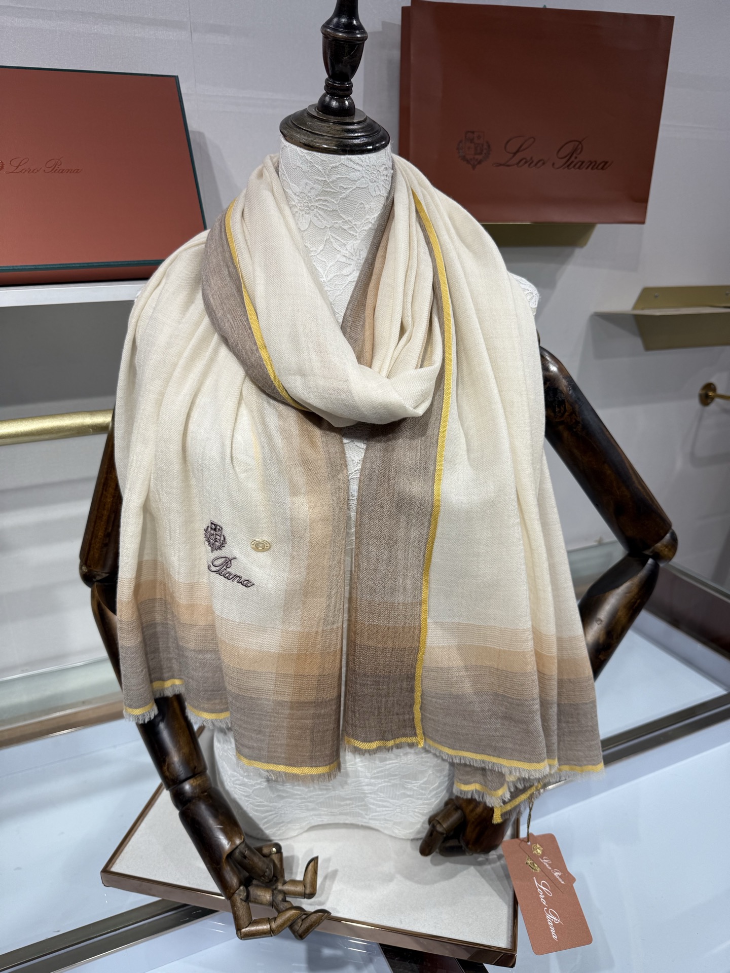 💟26年秋冬新款Loro Piana LP 最新独家供应十年二十年都不过时！也只有LP羊绒围巾能把这么看似简单外观的围巾