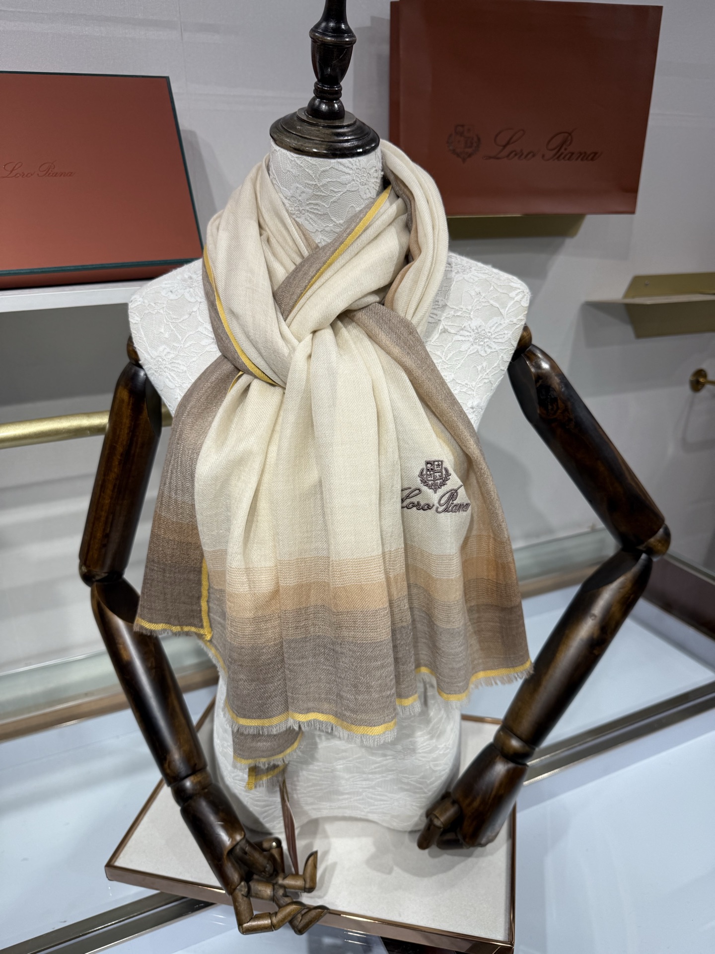 💟26年秋冬新款Loro Piana LP 最新独家供应十年二十年都不过时！也只有LP羊绒围巾能把这么看似简单外观的围巾