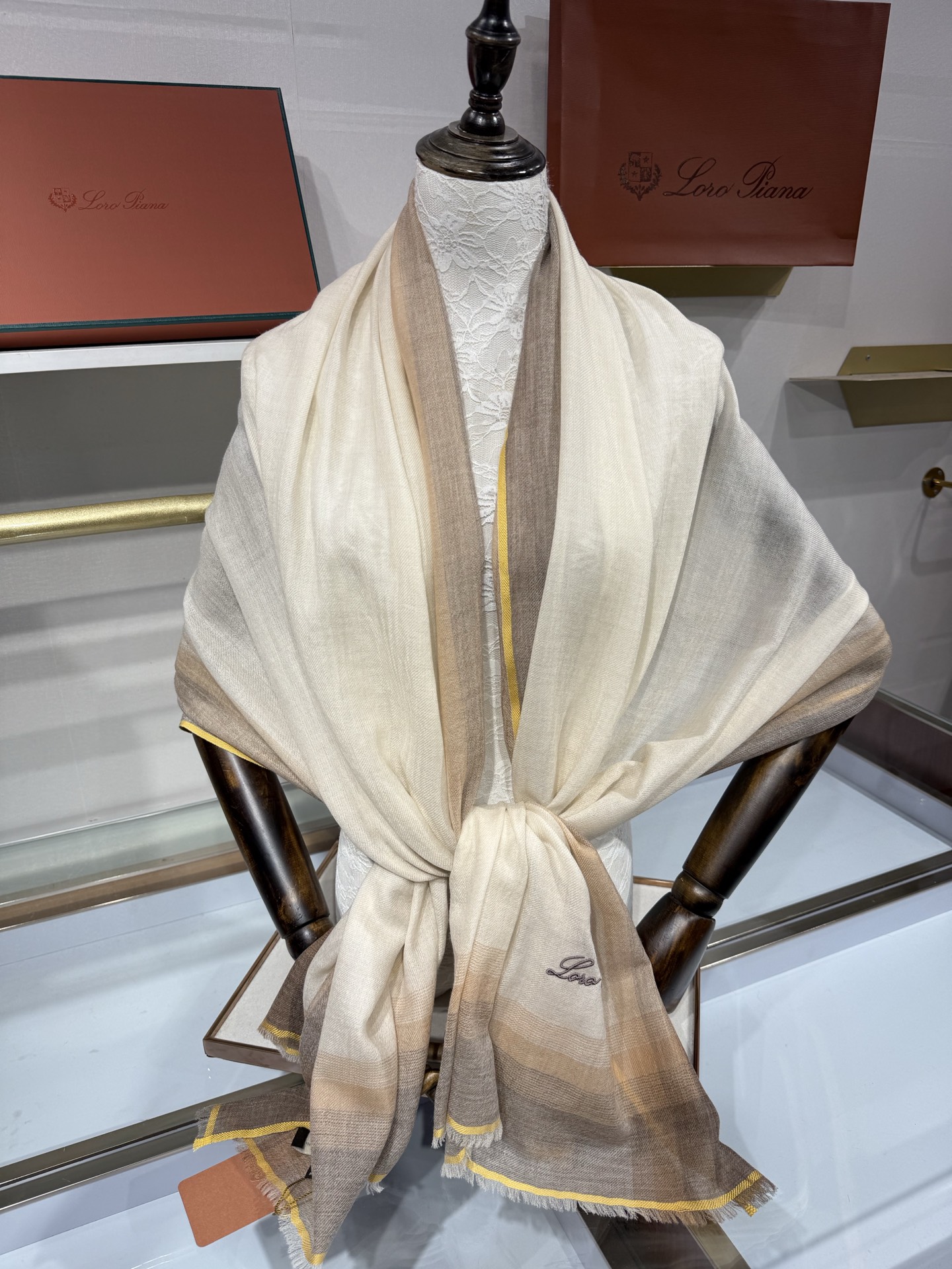 💟26年秋冬新款Loro Piana LP 最新独家供应十年二十年都不过时！也只有LP羊绒围巾能把这么看似简单外观的围巾