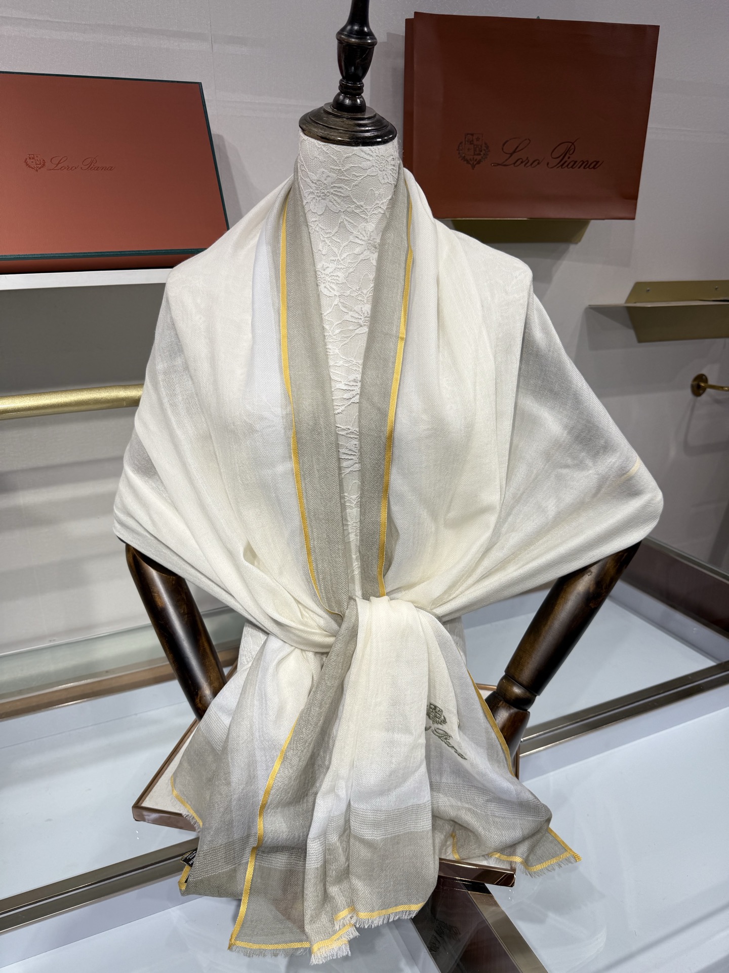 💟26年秋冬新款Loro Piana LP 最新独家供应十年二十年都不过时！也只有LP羊绒围巾能把这么看似简单外观的围巾