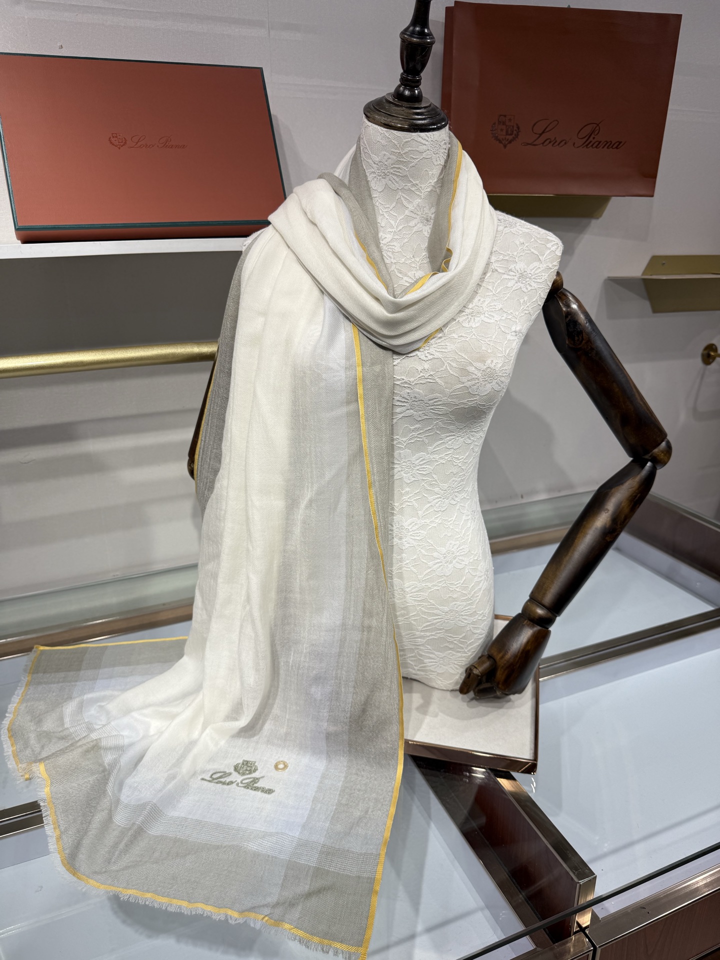 💟26年秋冬新款Loro Piana LP 最新独家供应十年二十年都不过时！也只有LP羊绒围巾能把这么看似简单外观的围巾