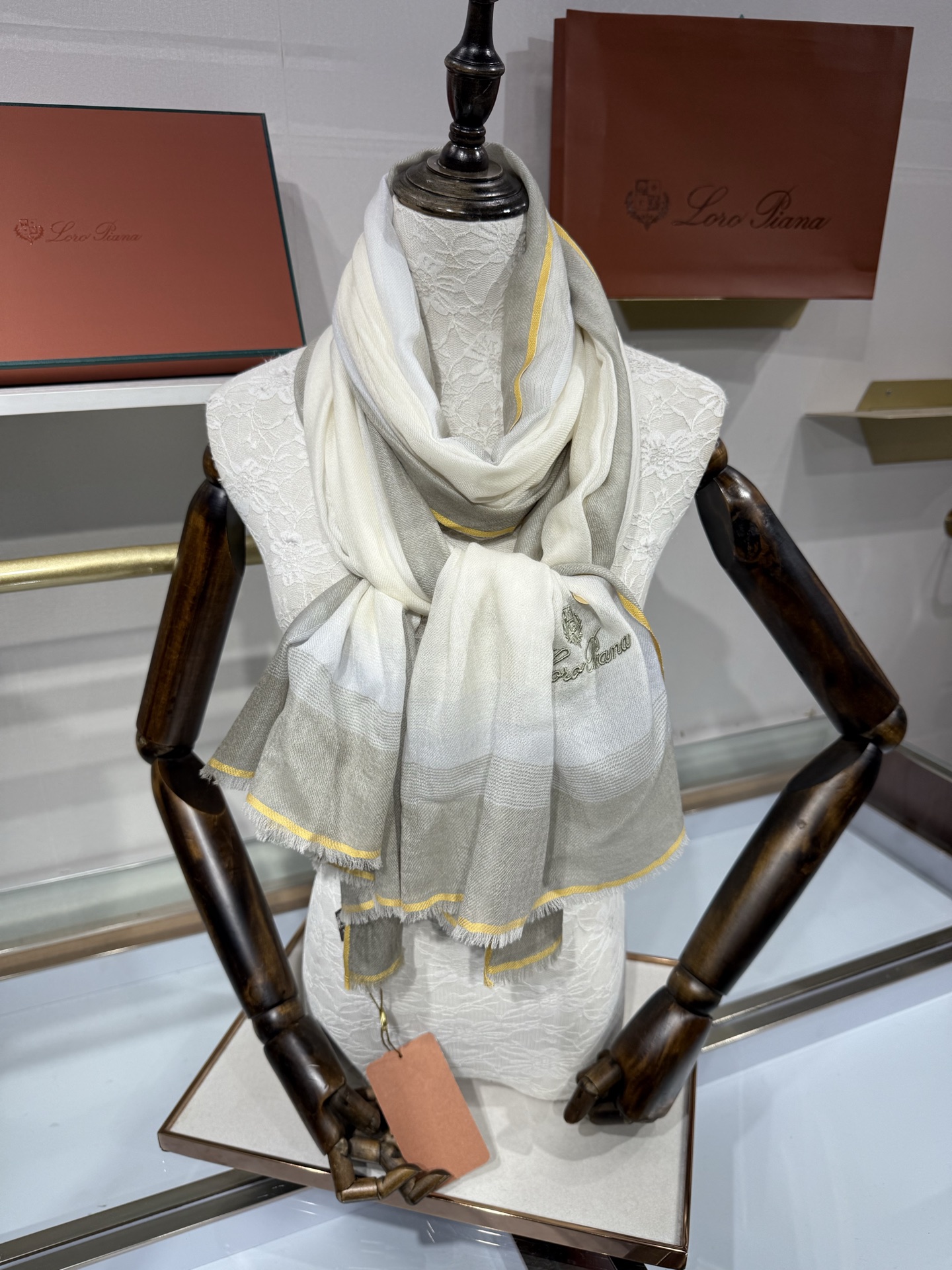 💟26年秋冬新款Loro Piana LP 最新独家供应十年二十年都不过时！也只有LP羊绒围巾能把这么看似简单外观的围巾