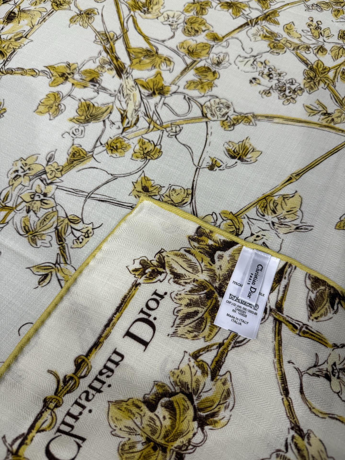 💟26年秋冬新款上新💞【双面同色丝绒方巾】手工卷边山羊绒和真丝混纺披肩（70%山羊绒，30%桑蚕丝） 这款披肩采用经典山