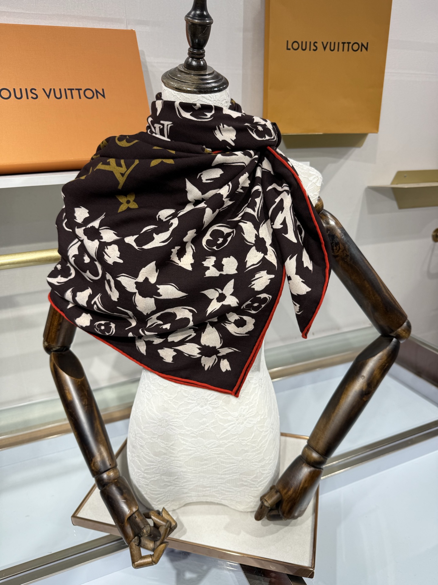 💟26年秋冬新款140双面羊绒披肩… LV 手工卷边丝毛方巾（30%桑蚕丝70%羊绒) 这款经典单品展现强大而迷人的女性