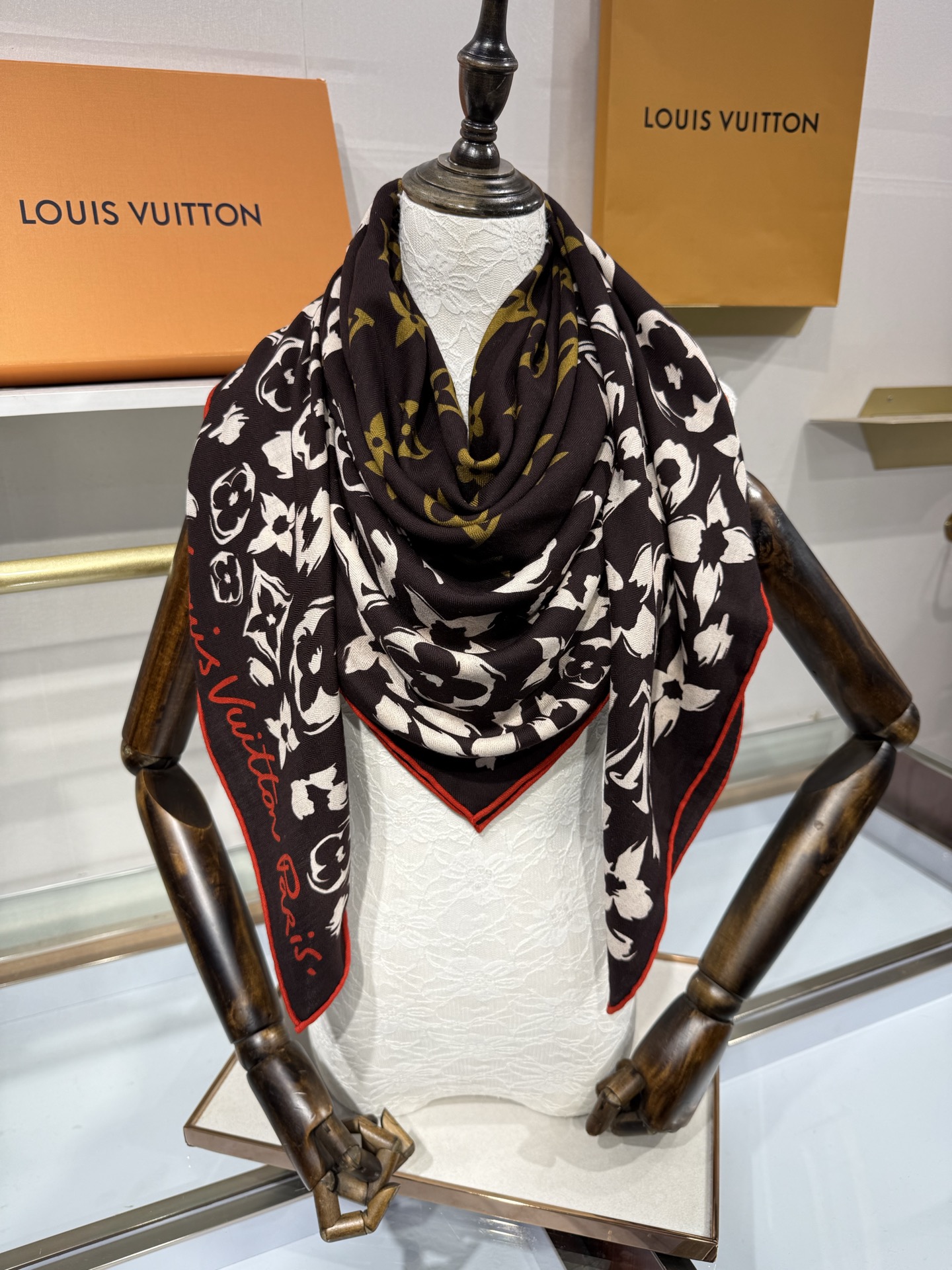 💟26年秋冬新款140双面羊绒披肩… LV 手工卷边丝毛方巾（30%桑蚕丝70%羊绒) 这款经典单品展现强大而迷人的女性