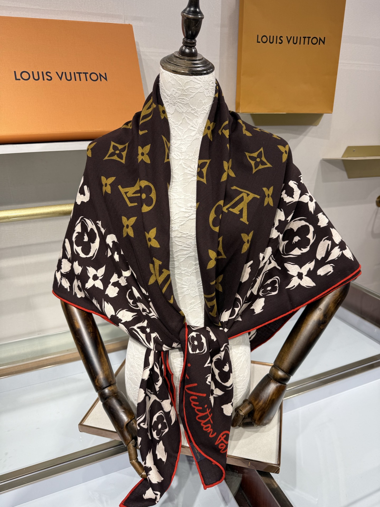 💟26年秋冬新款140双面羊绒披肩… LV 手工卷边丝毛方巾（30%桑蚕丝70%羊绒) 这款经典单品展现强大而迷人的女性
