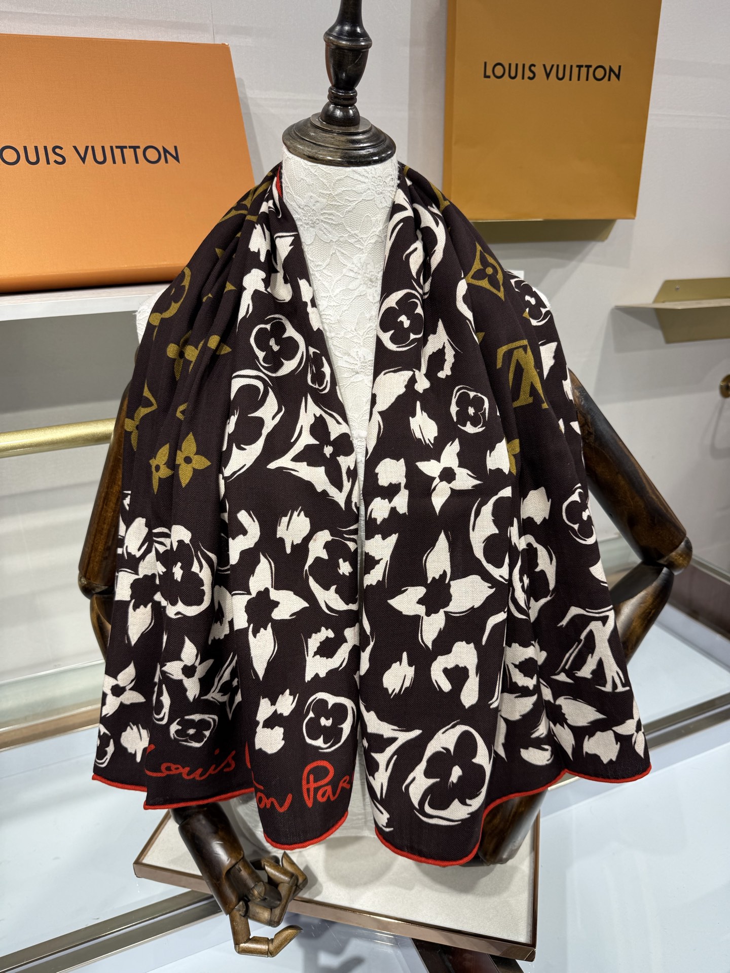 💟26年秋冬新款140双面羊绒披肩… LV 手工卷边丝毛方巾（30%桑蚕丝70%羊绒) 这款经典单品展现强大而迷人的女性