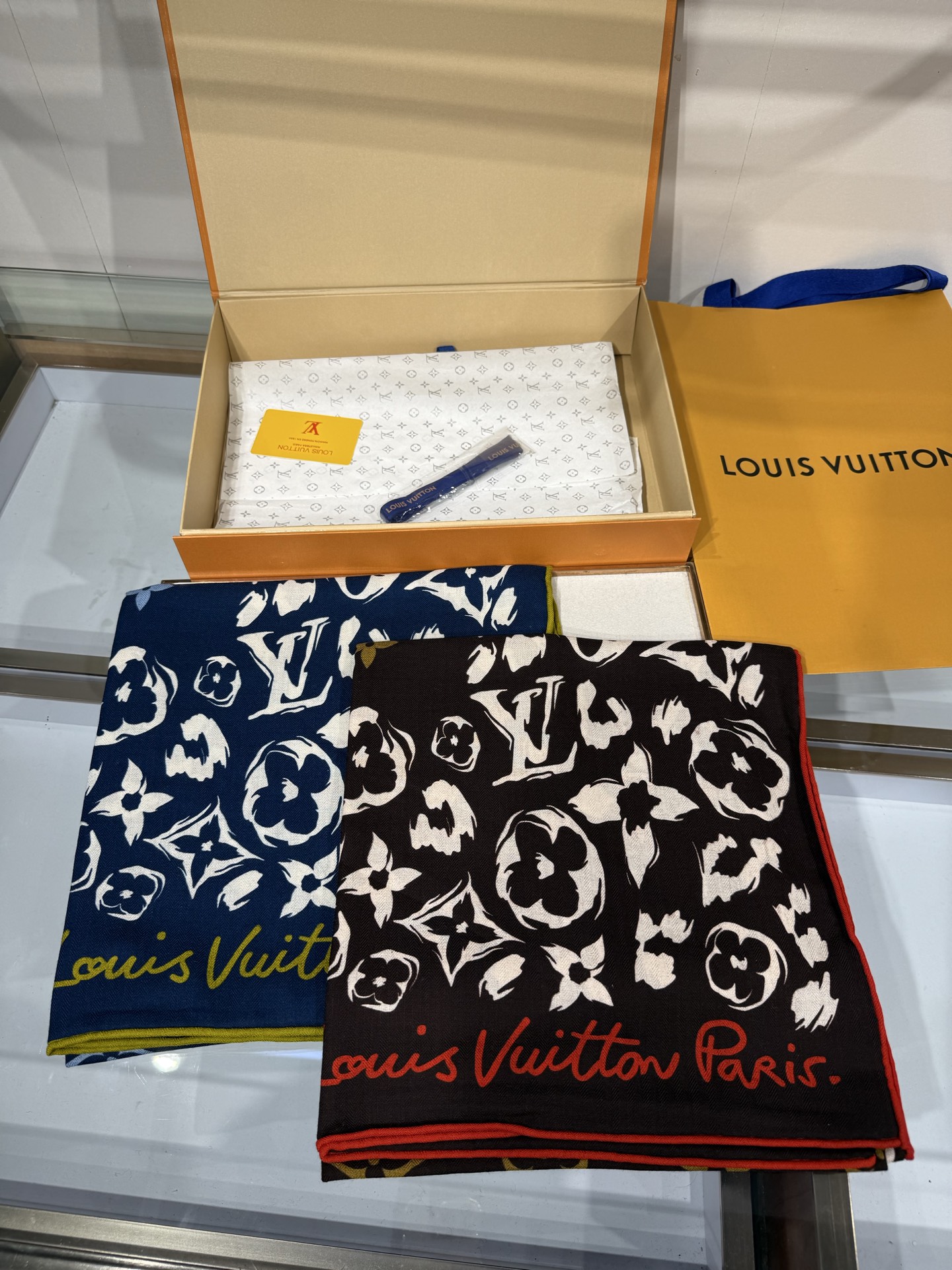 💟26年秋冬新款140双面羊绒披肩… LV 手工卷边丝毛方巾（30%桑蚕丝70%羊绒) 这款经典单品展现强大而迷人的女性