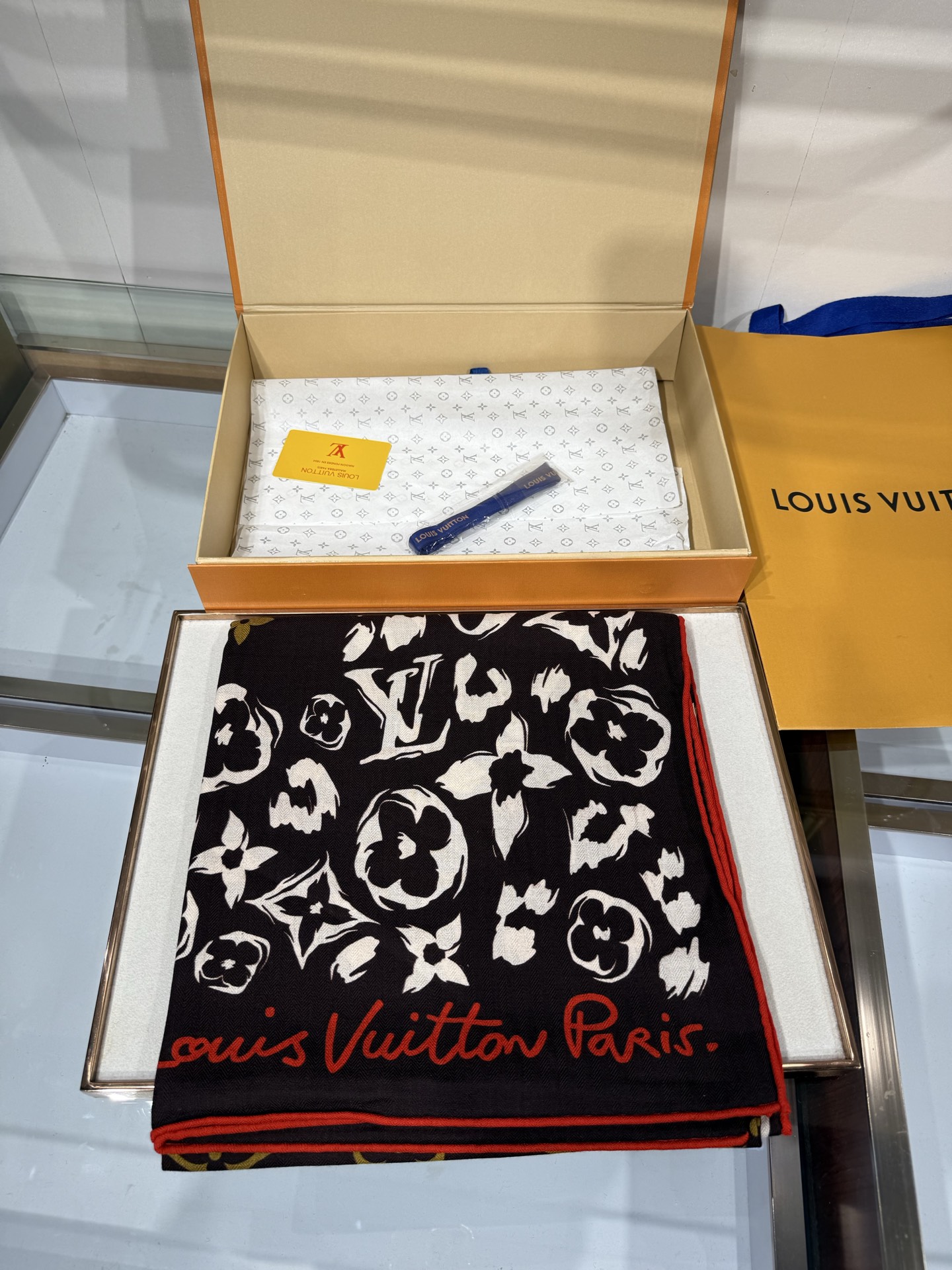 💟26年秋冬新款140双面羊绒披肩… LV 手工卷边丝毛方巾（30%桑蚕丝70%羊绒) 这款经典单品展现强大而迷人的女性