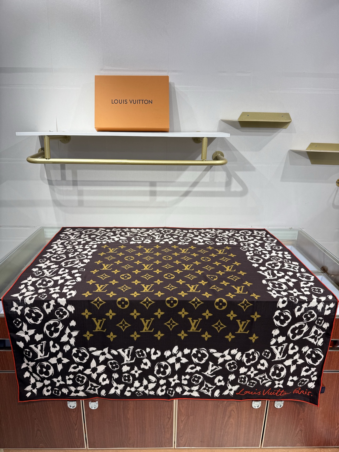 💟26年秋冬新款140双面羊绒披肩… LV 手工卷边丝毛方巾（30%桑蚕丝70%羊绒) 这款经典单品展现强大而迷人的女性