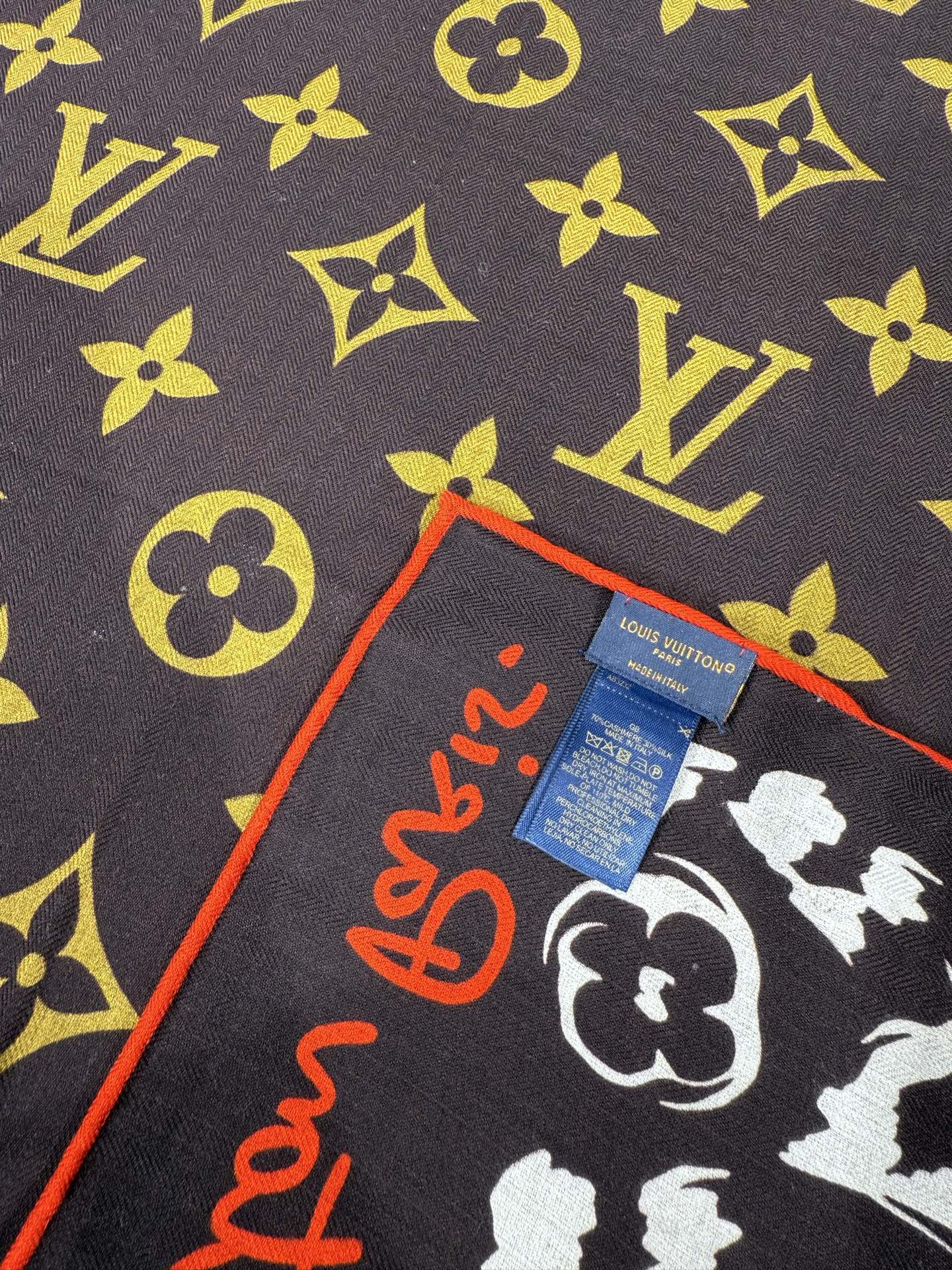 💟26年秋冬新款140双面羊绒披肩… LV 手工卷边丝毛方巾（30%桑蚕丝70%羊绒) 这款经典单品展现强大而迷人的女性