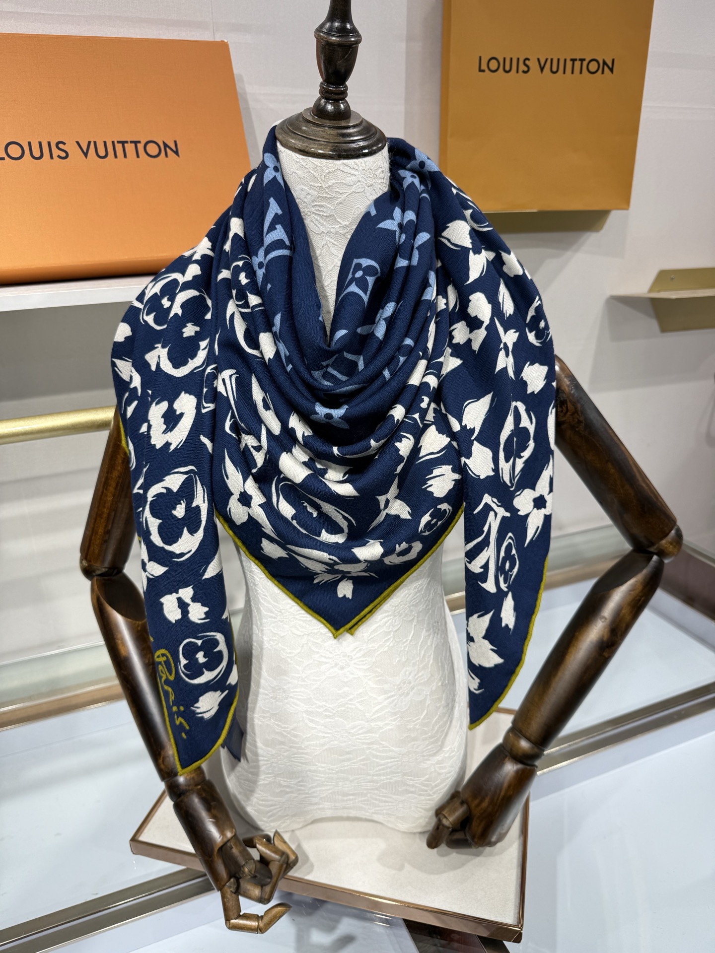 💟26年秋冬新款140双面羊绒披肩… LV 手工卷边丝毛方巾（30%桑蚕丝70%羊绒) 这款经典单品展现强大而迷人的女性