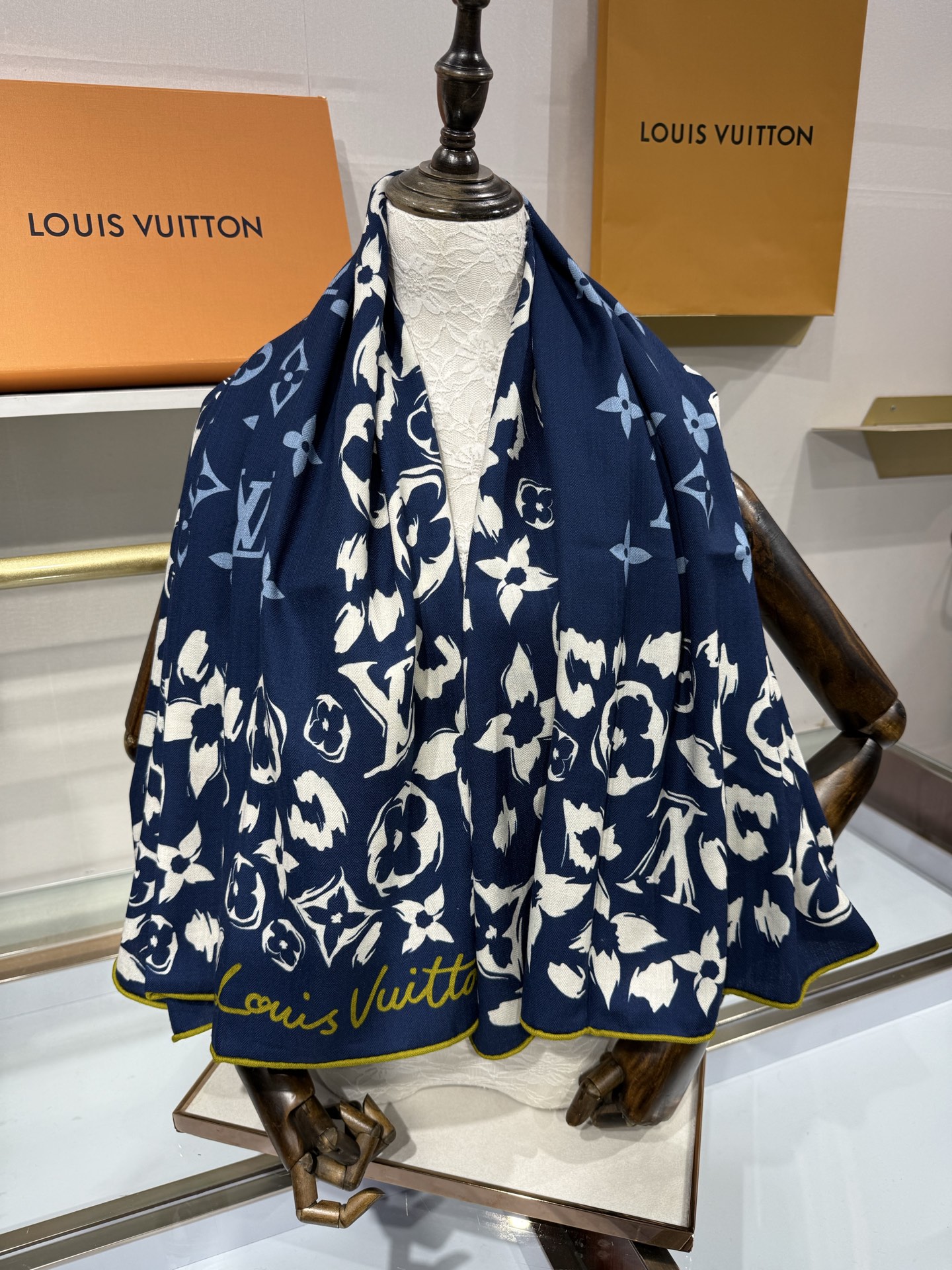 💟26年秋冬新款140双面羊绒披肩… LV 手工卷边丝毛方巾（30%桑蚕丝70%羊绒) 这款经典单品展现强大而迷人的女性