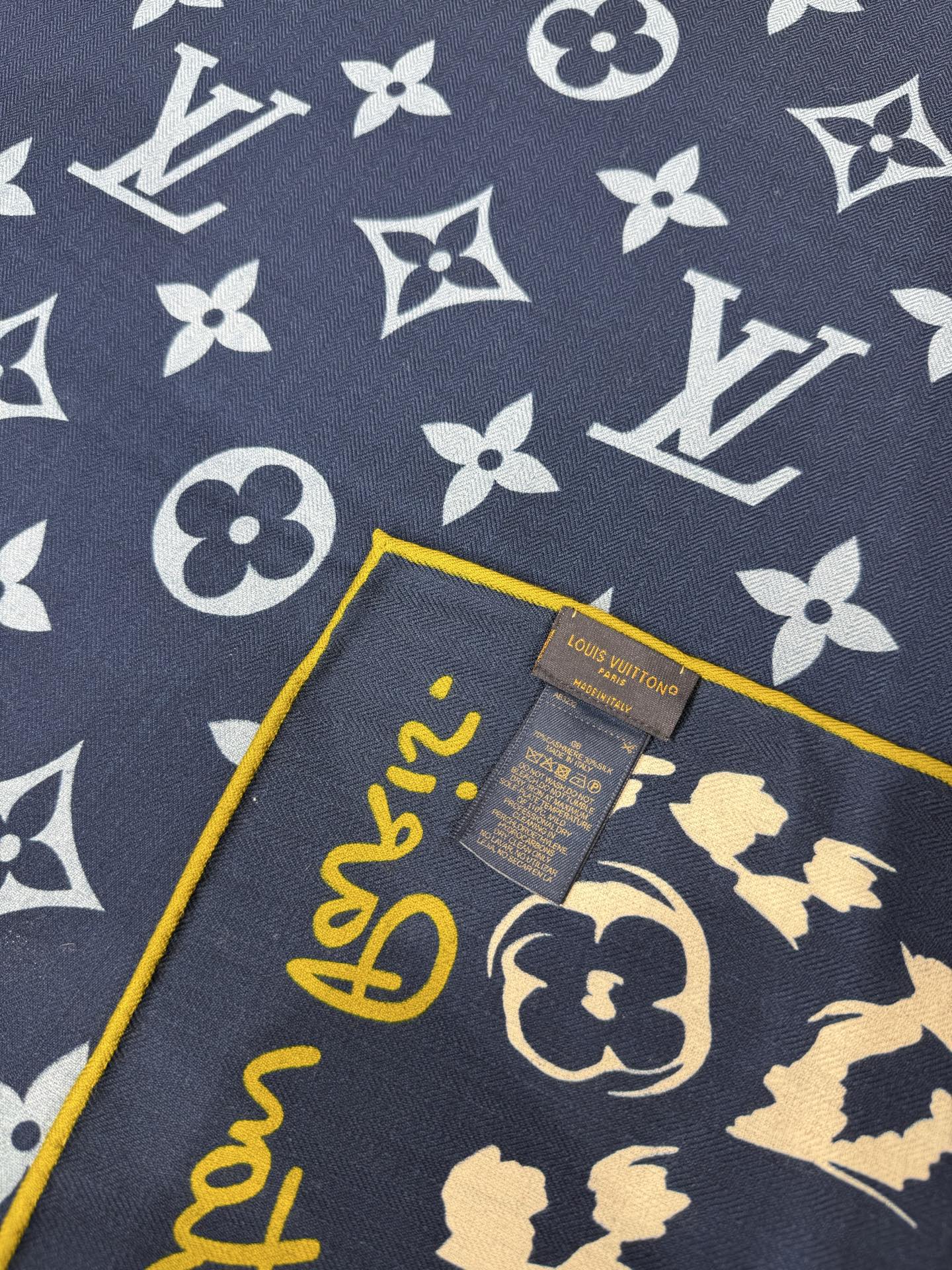 💟26年秋冬新款140双面羊绒披肩… LV 手工卷边丝毛方巾（30%桑蚕丝70%羊绒) 这款经典单品展现强大而迷人的女性