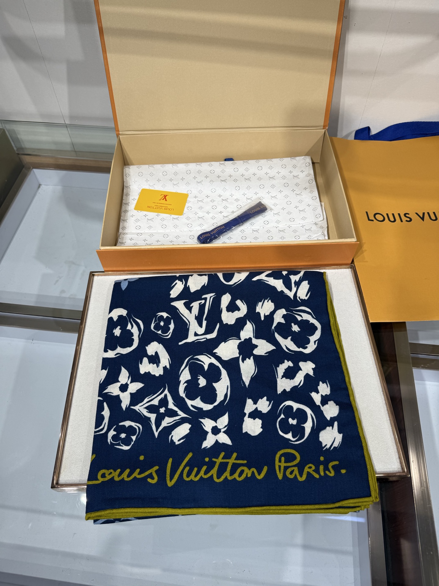 💟26年秋冬新款140双面羊绒披肩… LV 手工卷边丝毛方巾（30%桑蚕丝70%羊绒) 这款经典单品展现强大而迷人的女性