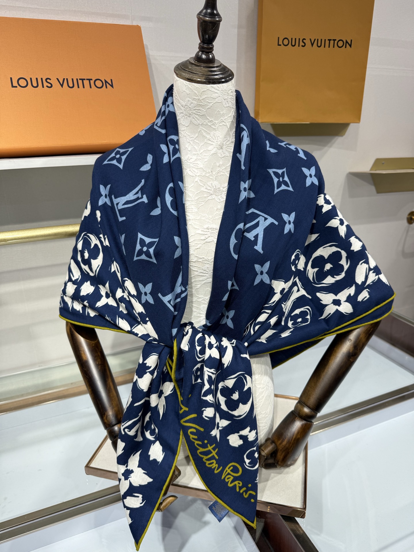 💟26年秋冬新款140双面羊绒披肩… LV 手工卷边丝毛方巾（30%桑蚕丝70%羊绒) 这款经典单品展现强大而迷人的女性