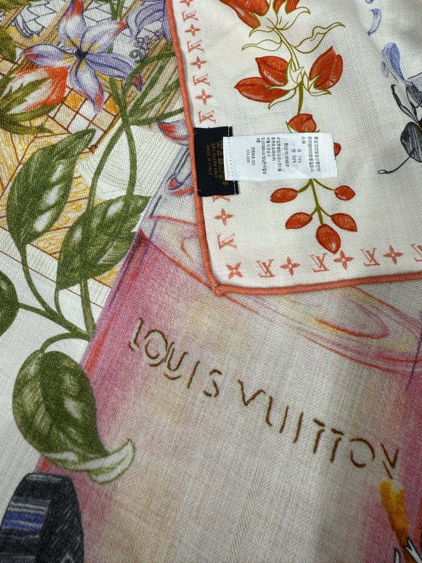 💟26年秋冬新款140双面羊绒披肩… LV 手工卷边丝毛方巾（30%桑蚕丝70%羊绒) 这款经典单品展现强大而迷人的女性