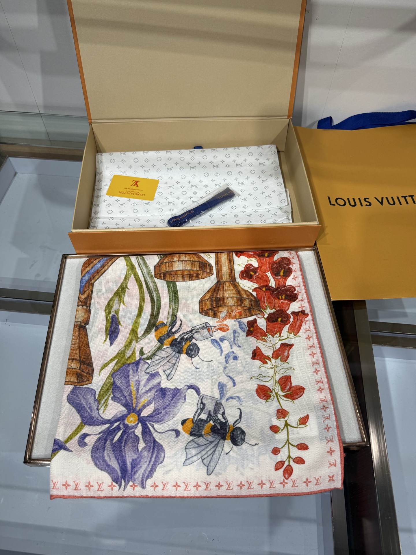 💟26年秋冬新款140双面羊绒披肩… LV 手工卷边丝毛方巾（30%桑蚕丝70%羊绒) 这款经典单品展现强大而迷人的女性