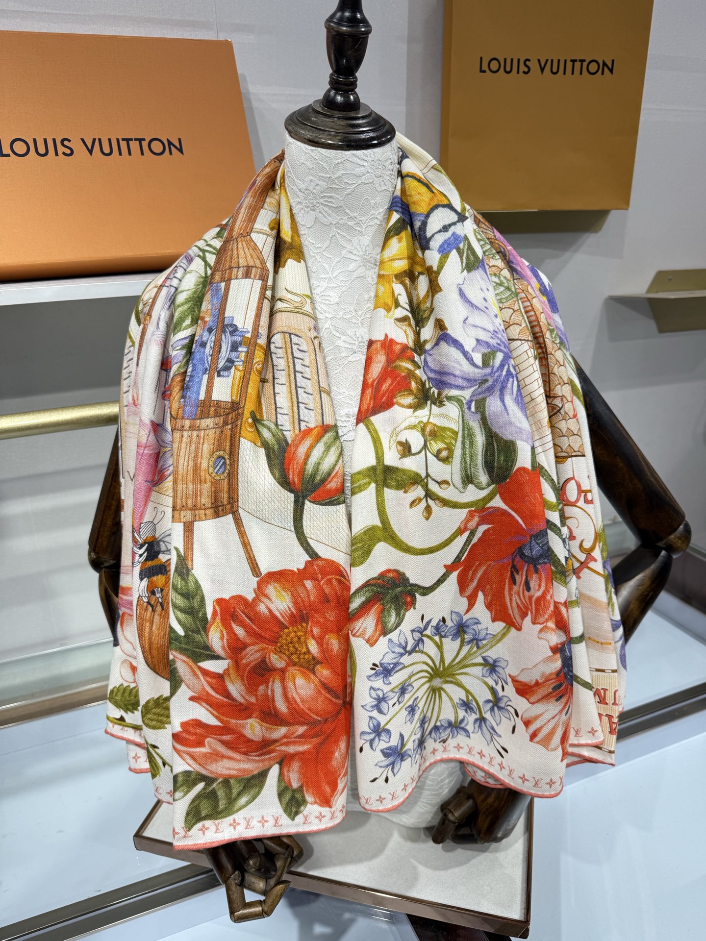 💟26年秋冬新款140双面羊绒披肩… LV 手工卷边丝毛方巾（30%桑蚕丝70%羊绒) 这款经典单品展现强大而迷人的女性