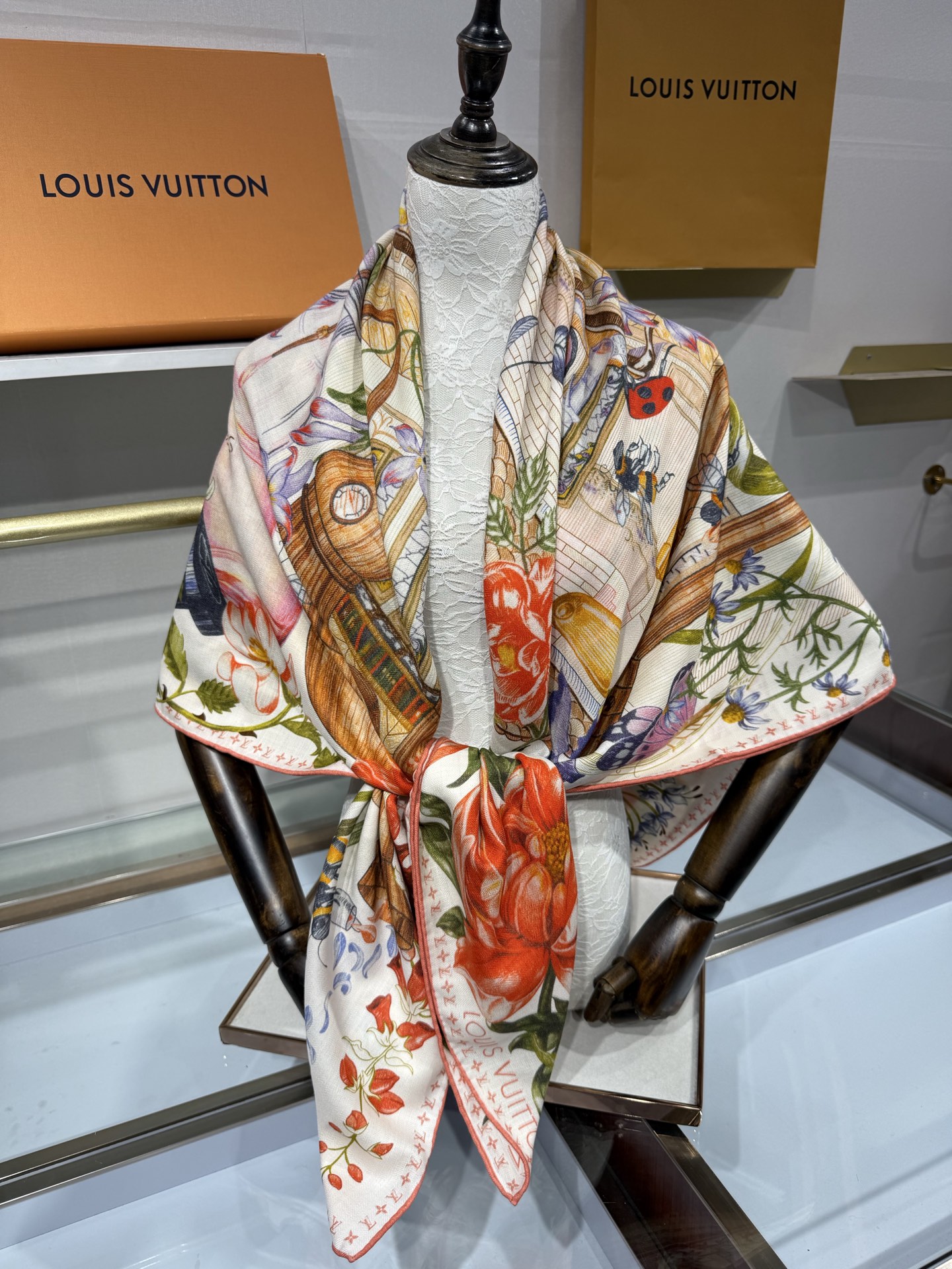 💟26年秋冬新款140双面羊绒披肩… LV 手工卷边丝毛方巾（30%桑蚕丝70%羊绒) 这款经典单品展现强大而迷人的女性