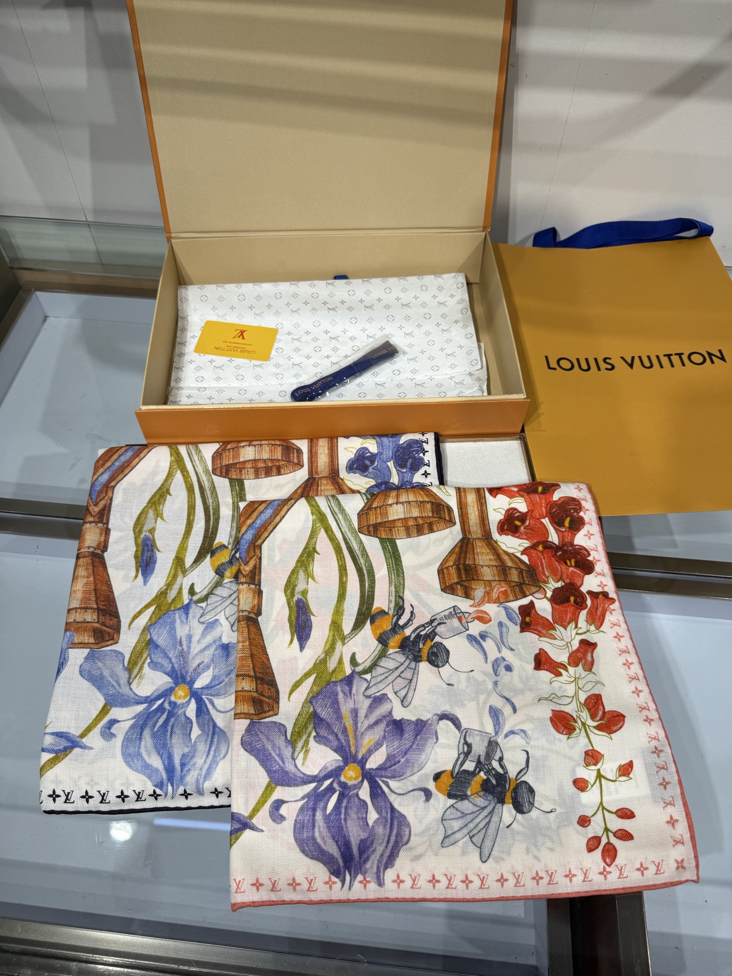 💟26年秋冬新款140双面羊绒披肩… LV 手工卷边丝毛方巾（30%桑蚕丝70%羊绒) 这款经典单品展现强大而迷人的女性