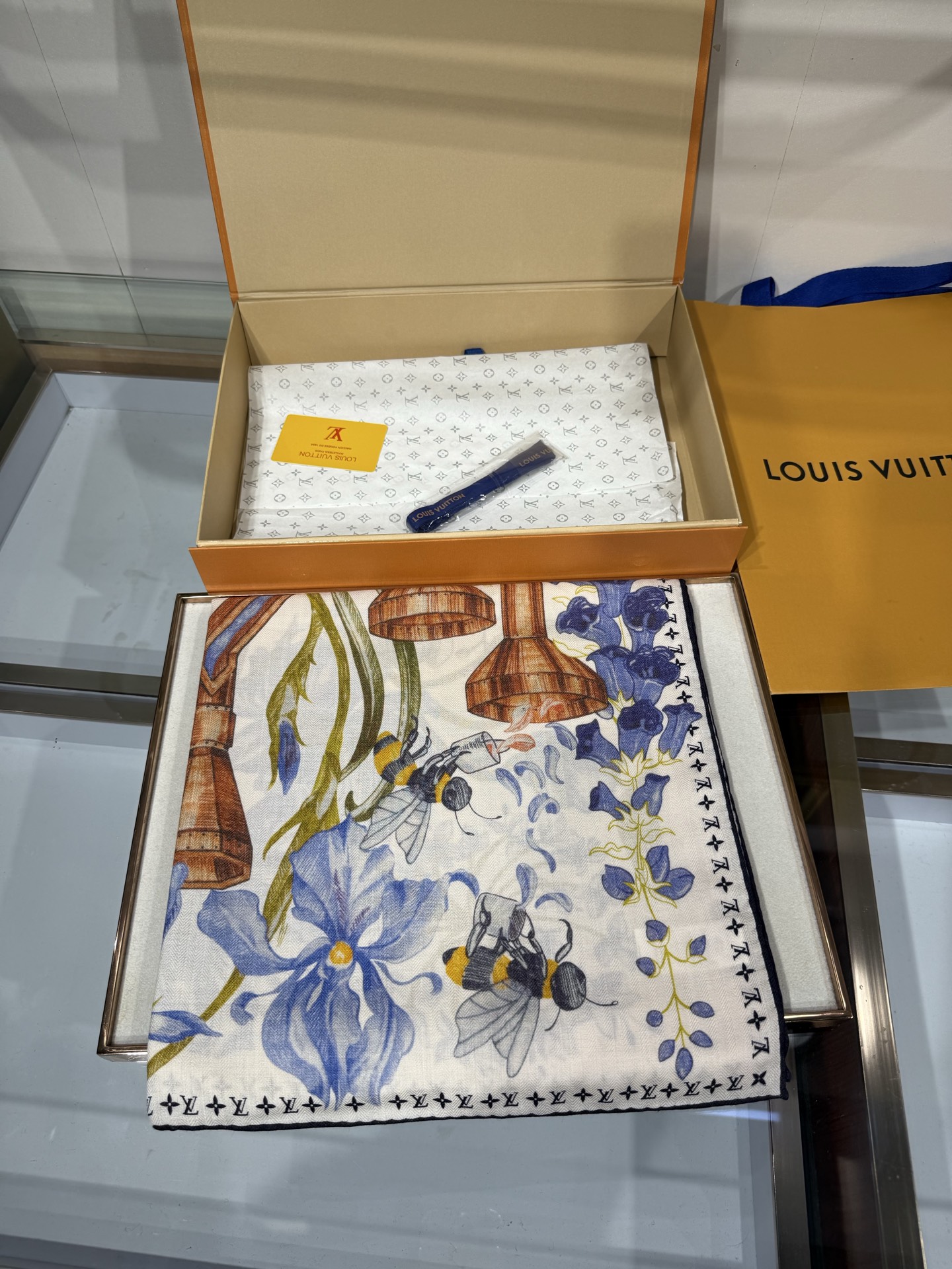 💟26年秋冬新款140双面羊绒披肩… LV 手工卷边丝毛方巾（30%桑蚕丝70%羊绒) 这款经典单品展现强大而迷人的女性