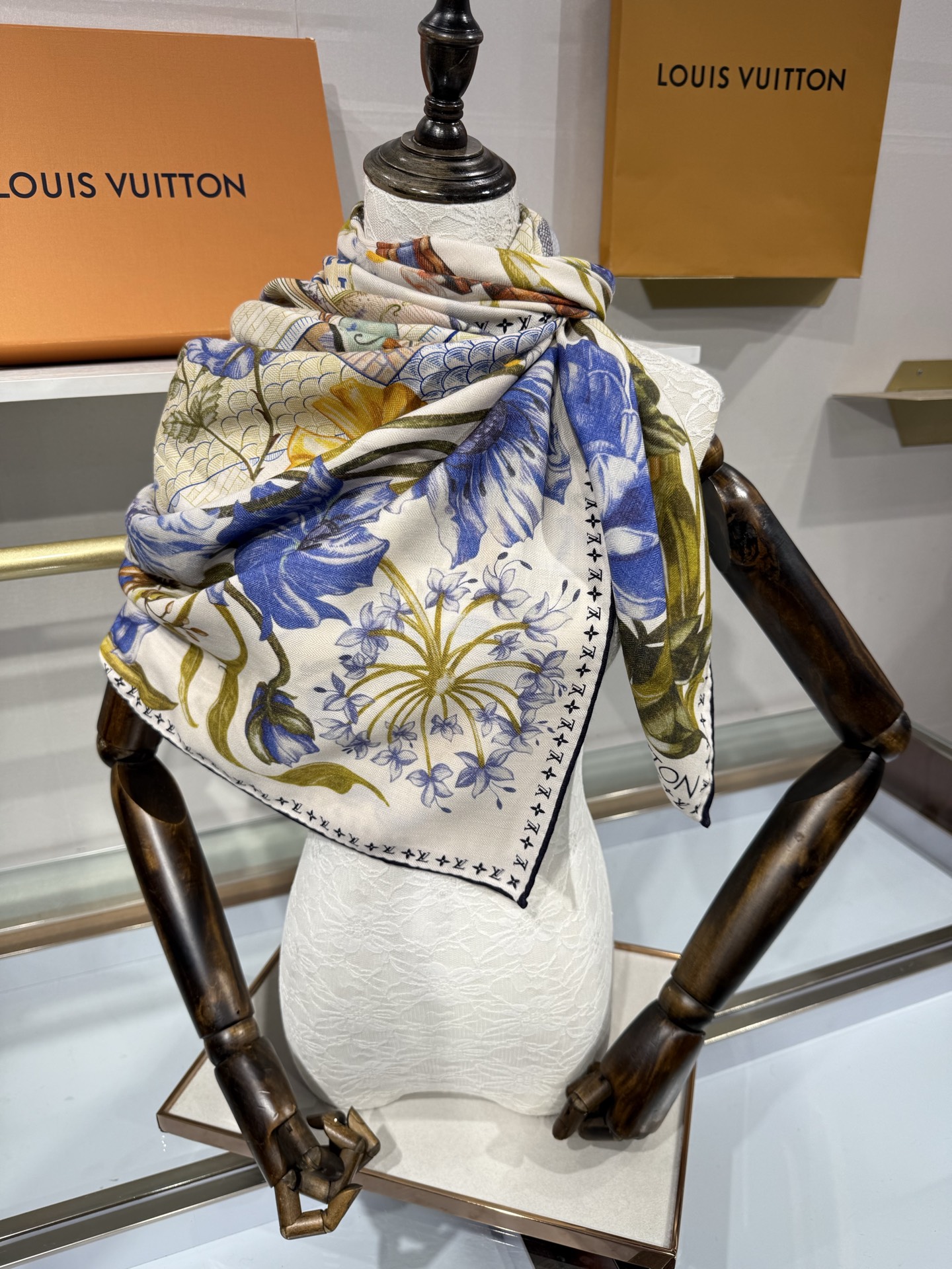 💟26年秋冬新款140双面羊绒披肩… LV 手工卷边丝毛方巾（30%桑蚕丝70%羊绒) 这款经典单品展现强大而迷人的女性
